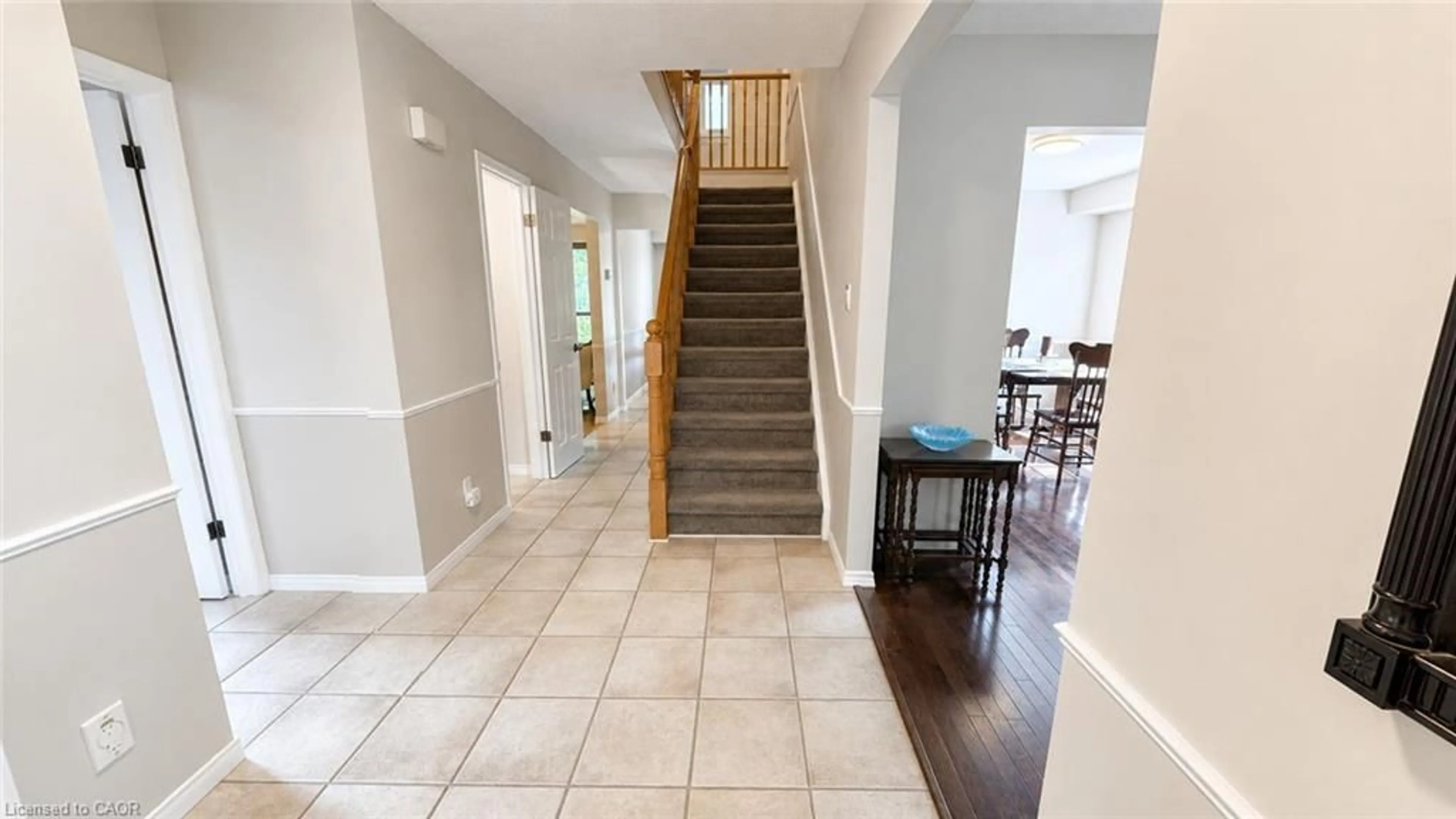 Indoor foyer for 240 Stoke Dr, Kitchener Ontario N2N 2C1