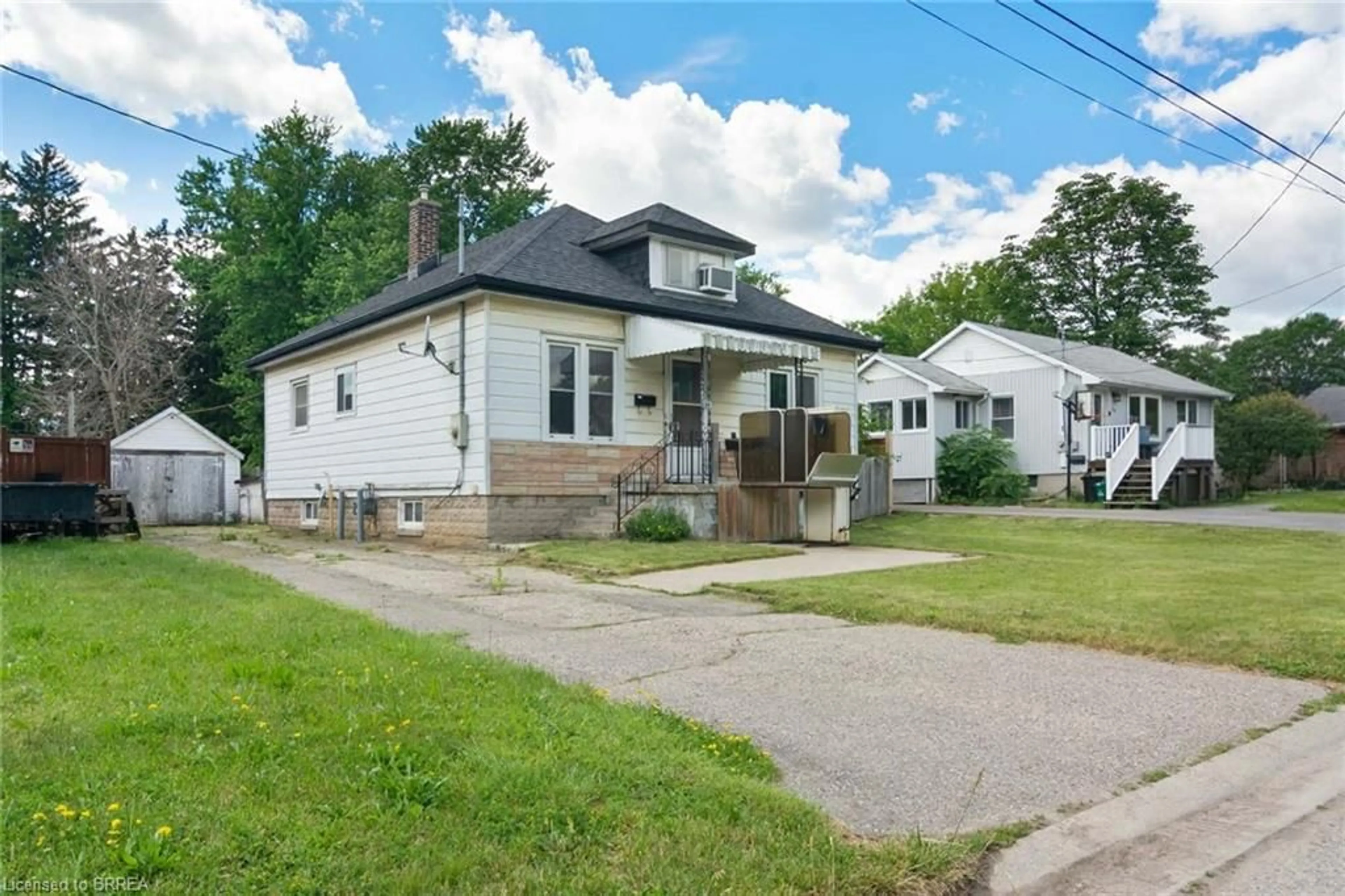A pic from outside/outdoor area/front of a property/back of a property/a pic from drone, street for 24 Park Rd, Brantford Ontario N3S 6T2