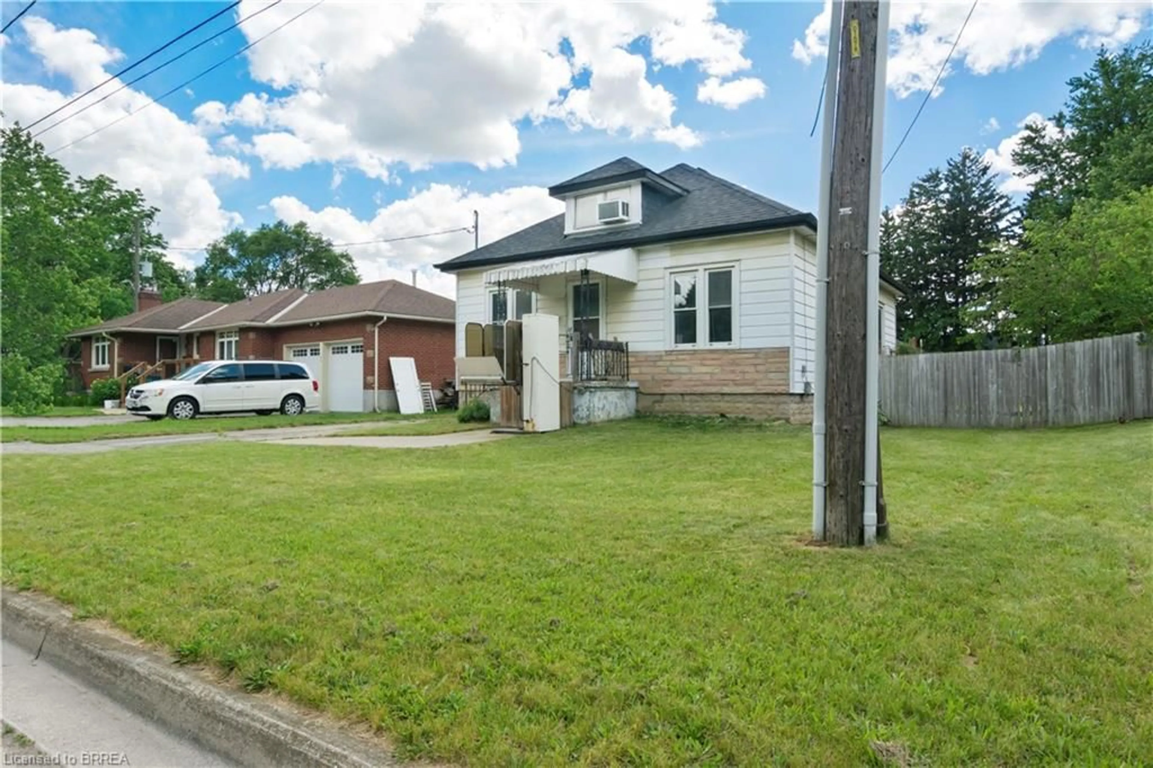 A pic from outside/outdoor area/front of a property/back of a property/a pic from drone, street for 24 Park Rd, Brantford Ontario N3S 6T2
