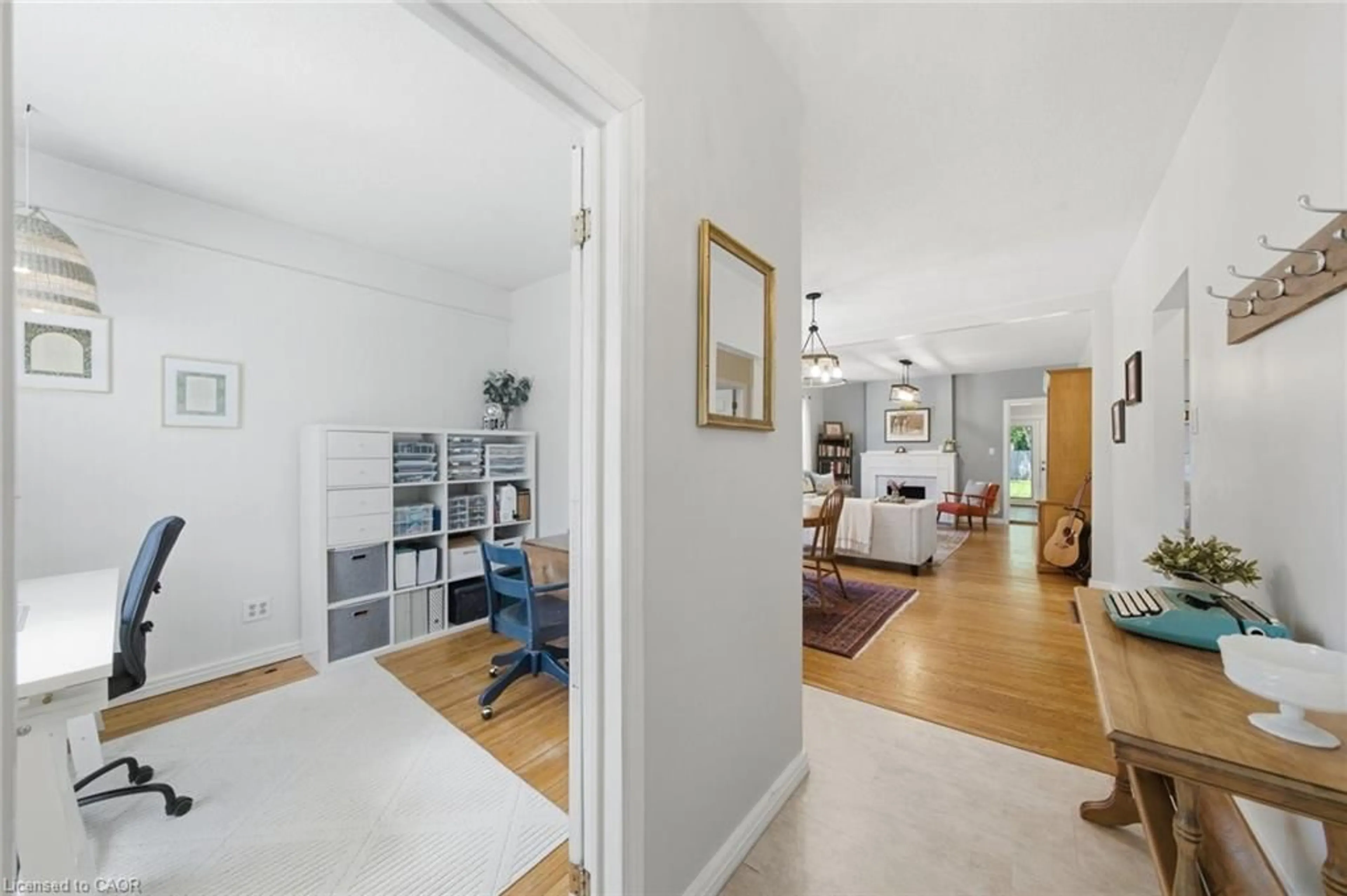 Indoor foyer for 112 Sydenham St, Brantford Ontario N3R 3Y6