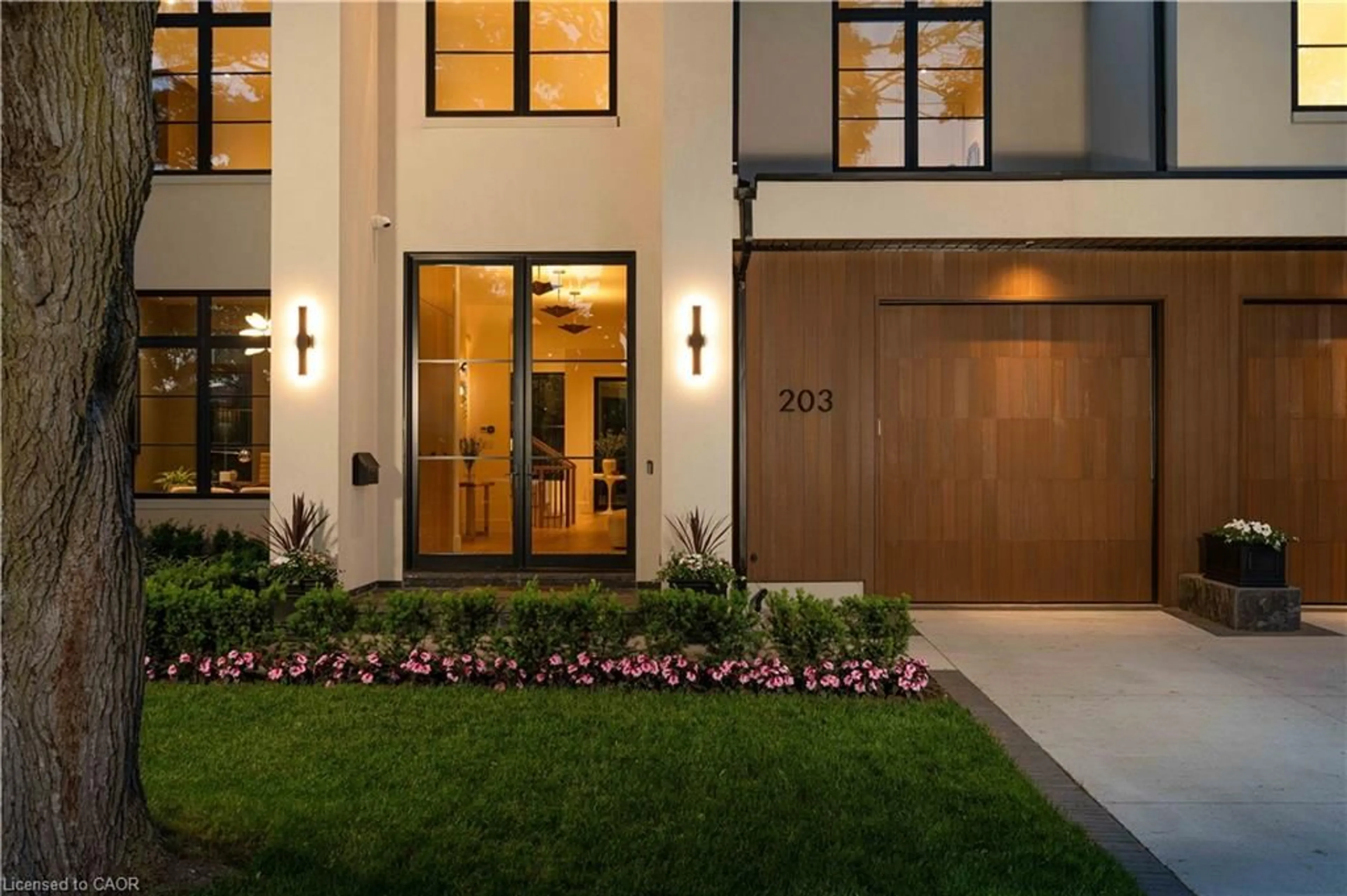 Indoor entryway for 203 Weybourne Rd, Oakville Ontario L6K 2T7