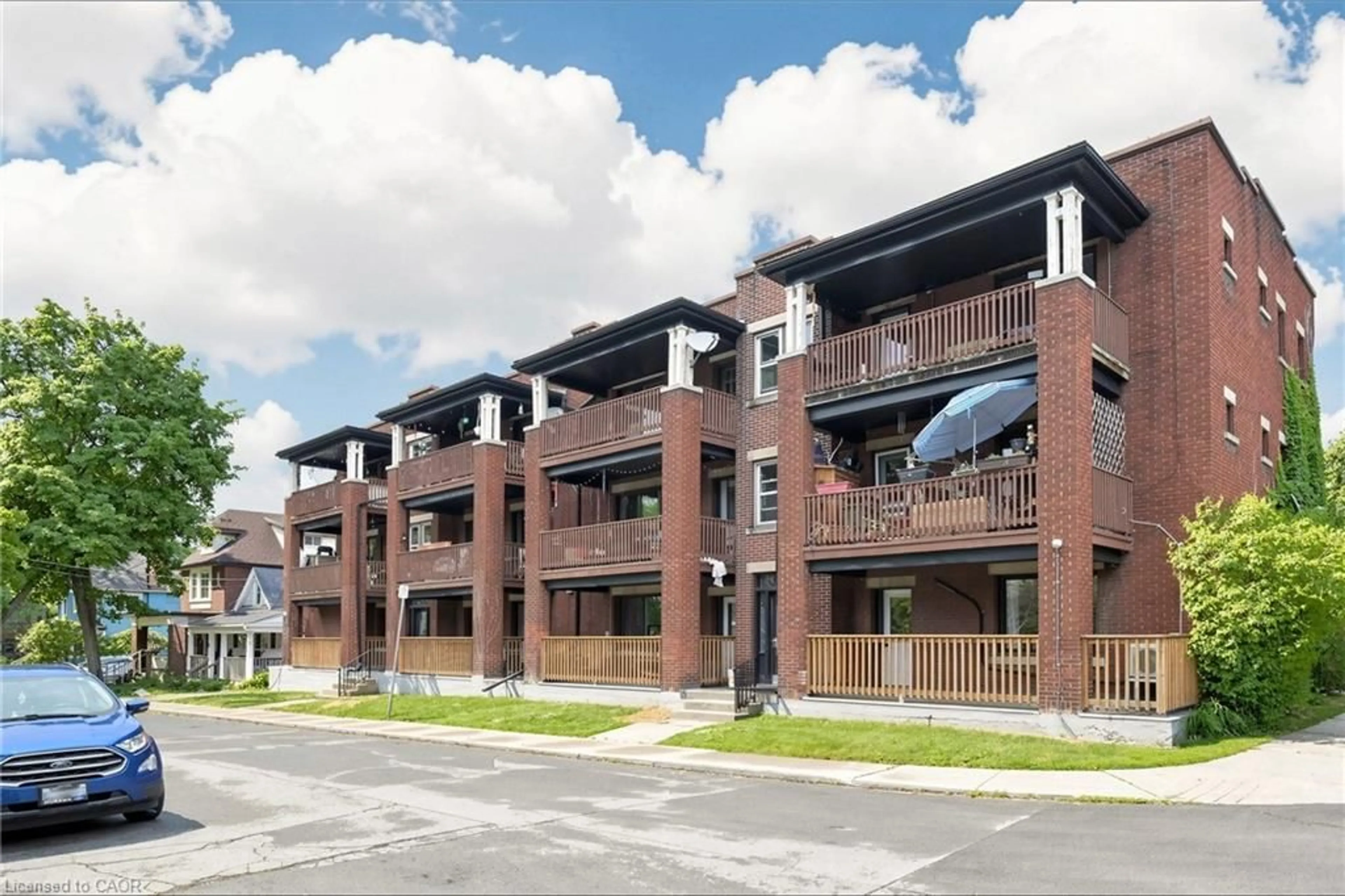 Home with brick exterior material, building for 41 Albert St, Hamilton Ontario L8M 2Y1