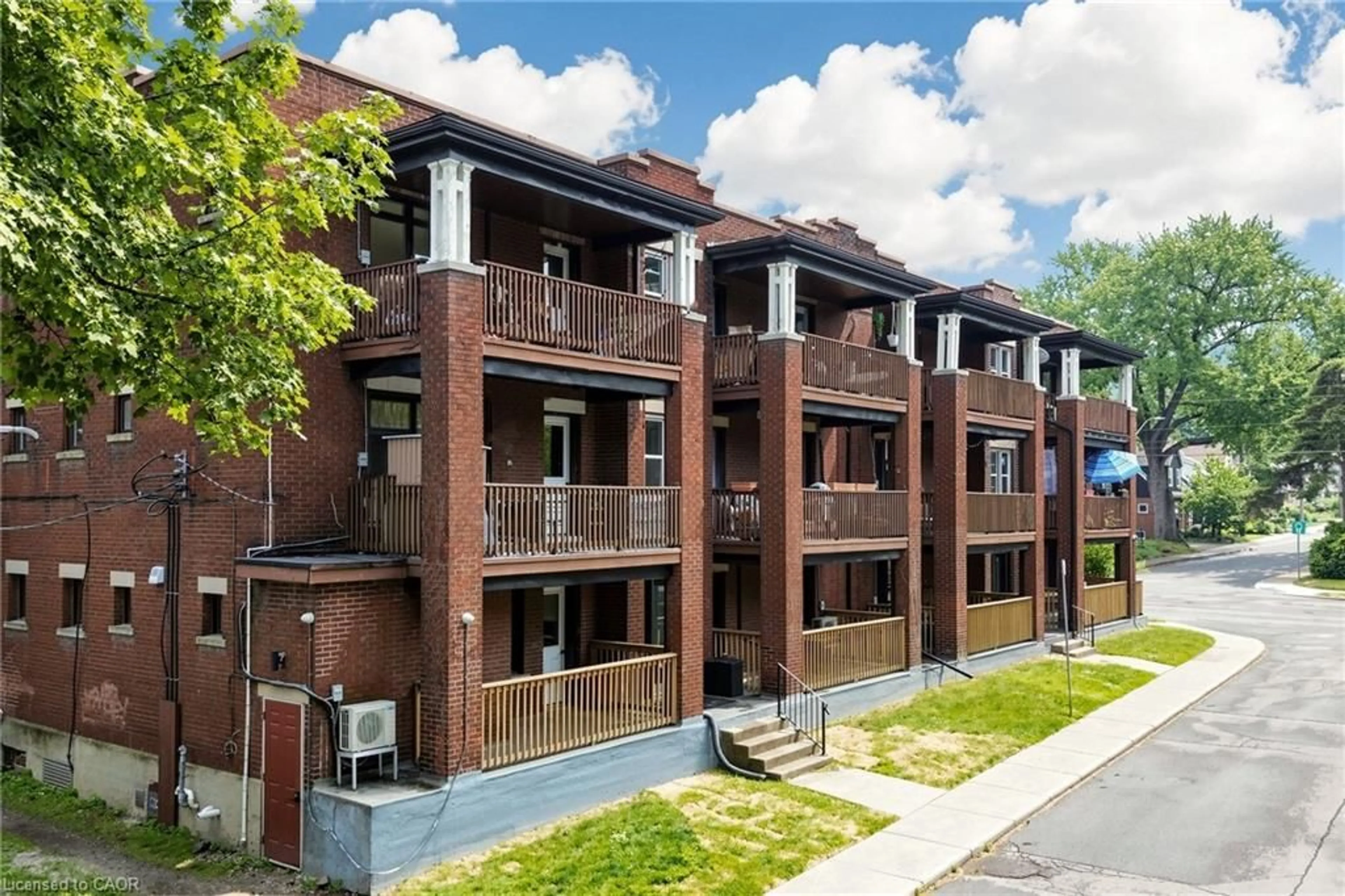 Home with brick exterior material, building for 41 Albert St, Hamilton Ontario L8M 2Y1