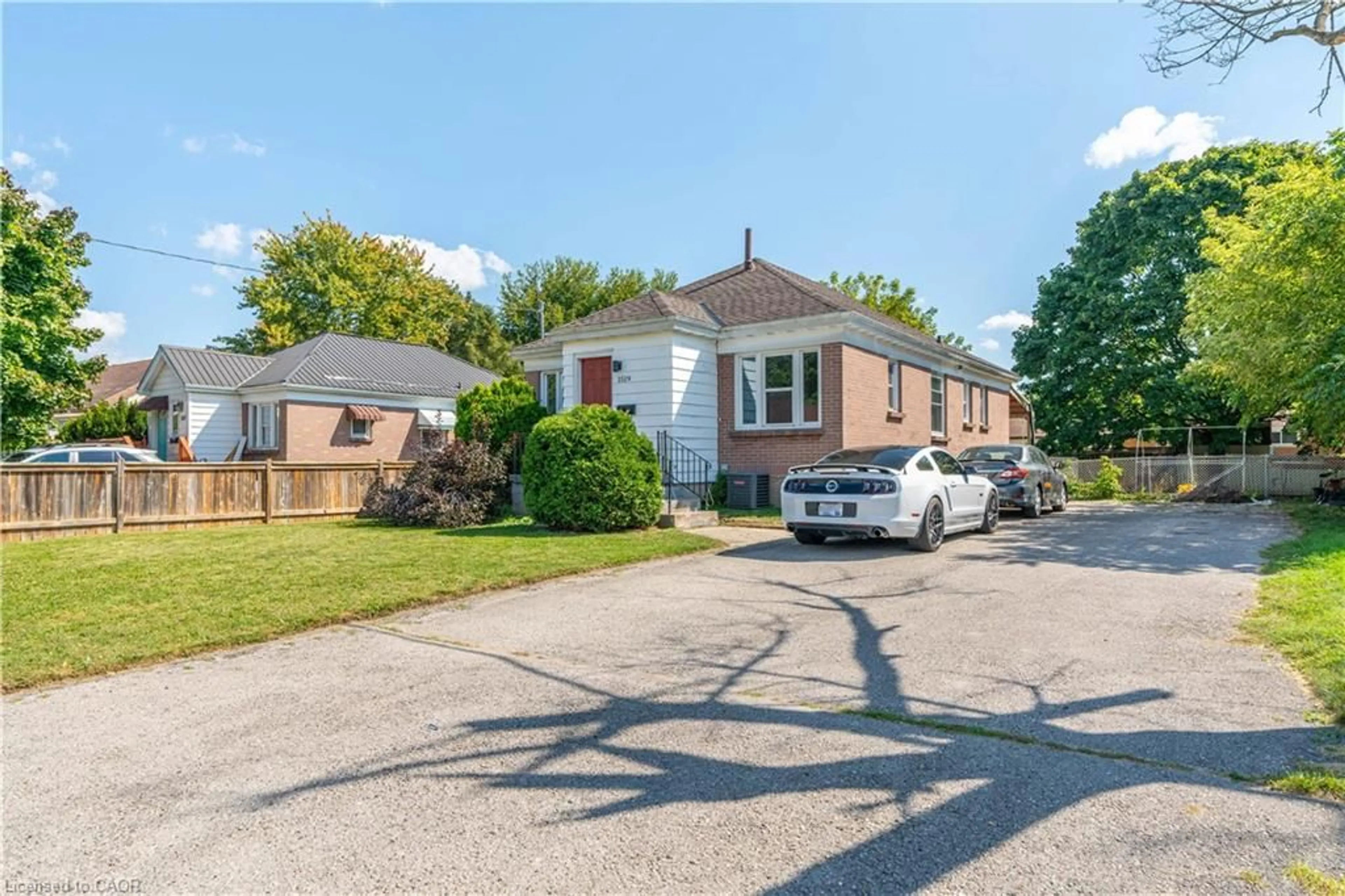 A pic from outside/outdoor area/front of a property/back of a property/a pic from drone, street for 1519 Howland Ave, London Ontario N5V 1W8