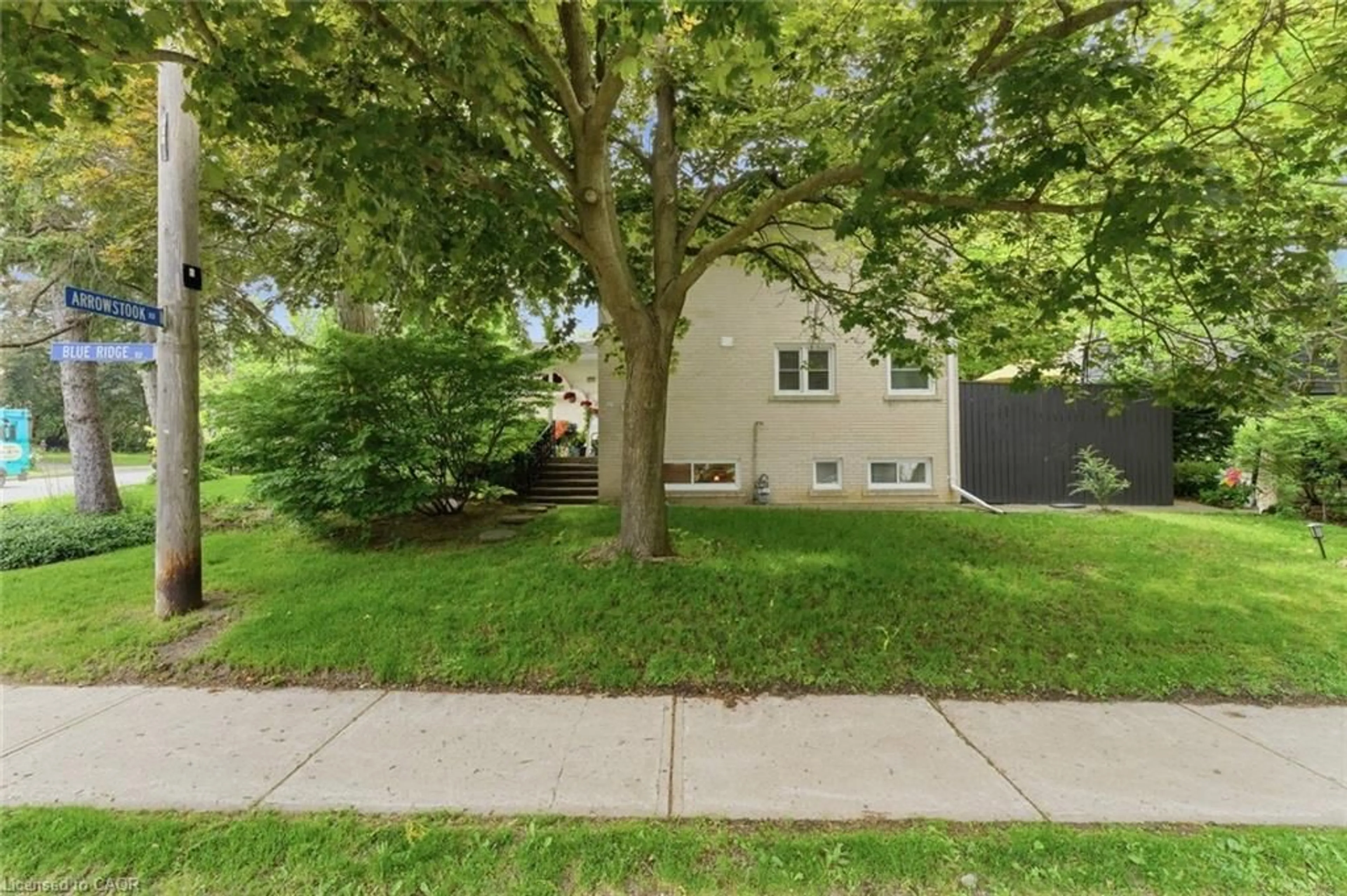 A pic from outside/outdoor area/front of a property/back of a property/a pic from drone, street for 30 Blue Ridge Rd, Toronto Ontario M2K 1R7
