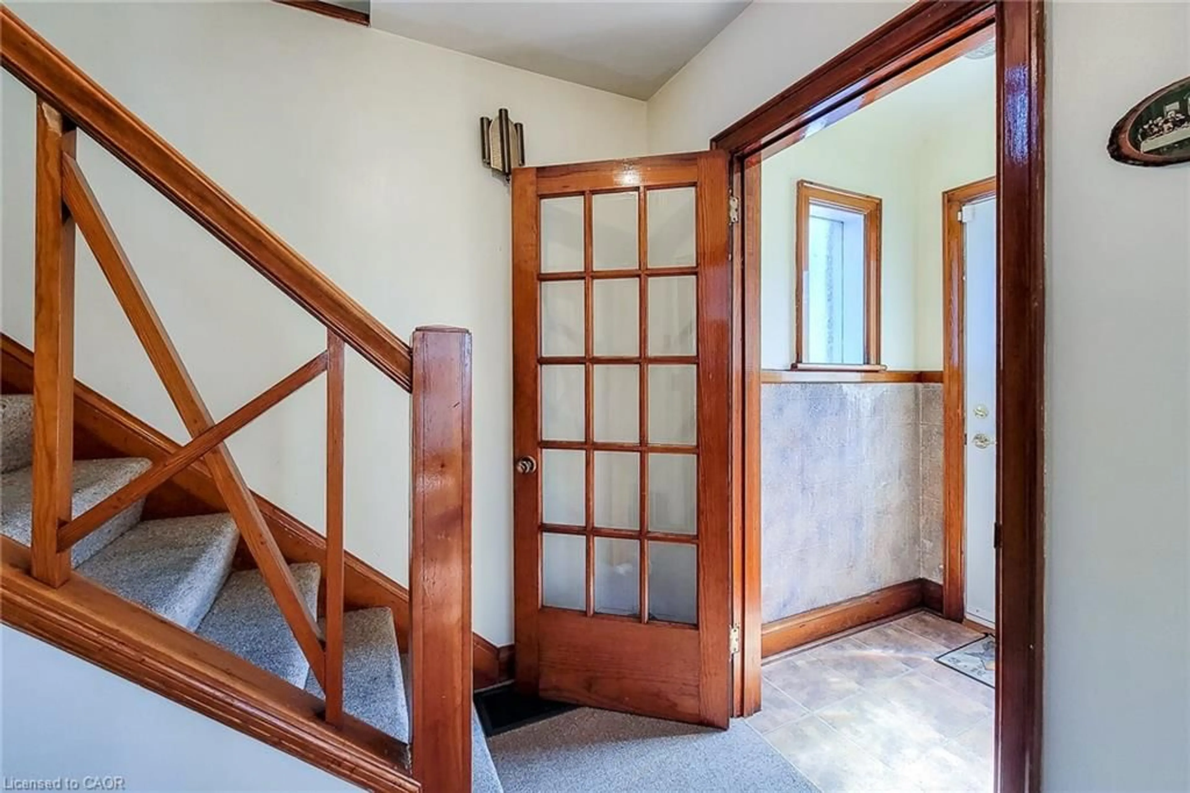 Indoor foyer for 12 East 27th St, Hamilton Ontario L8V 3E7