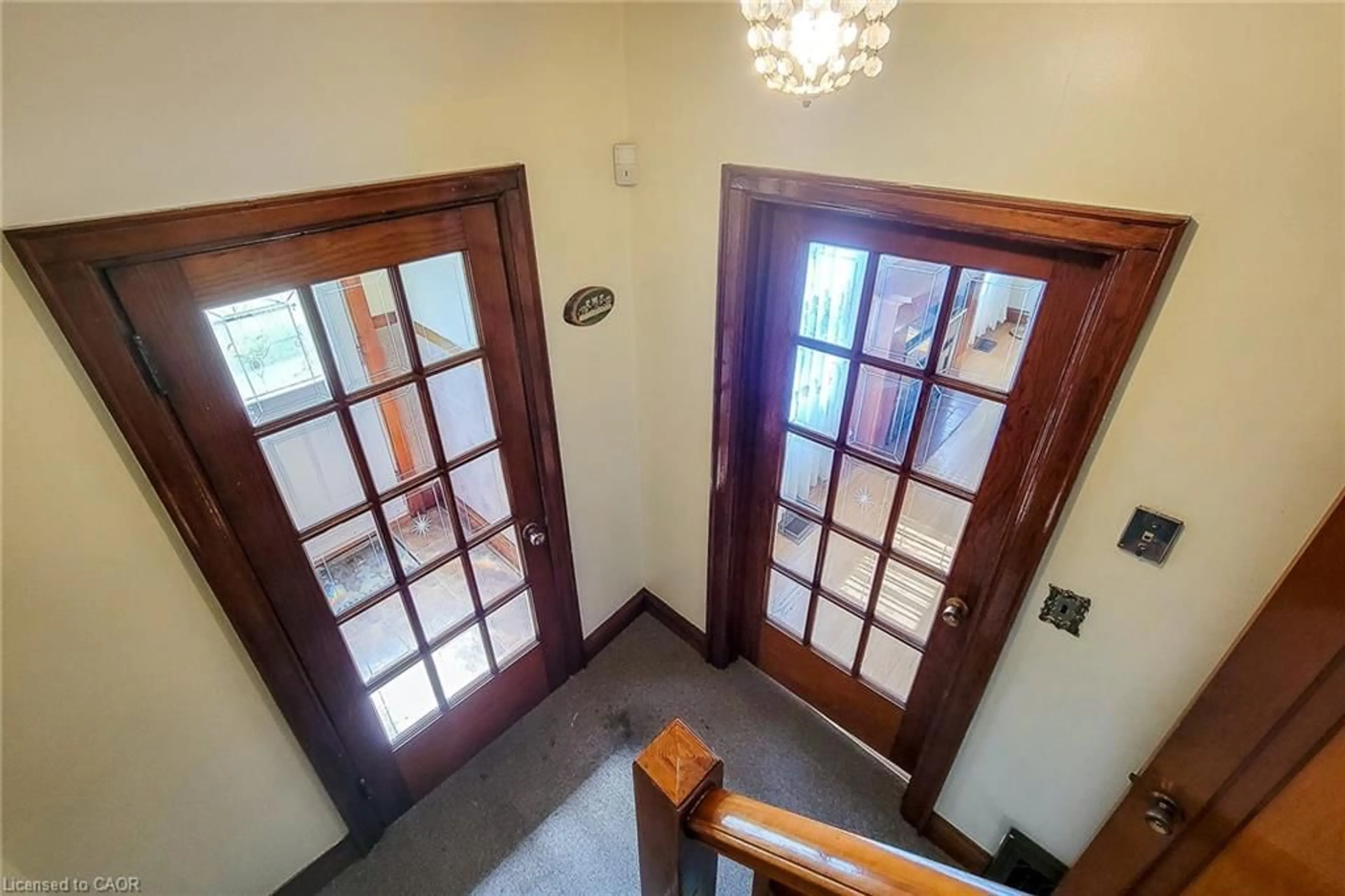 Indoor foyer for 12 East 27th St, Hamilton Ontario L8V 3E7