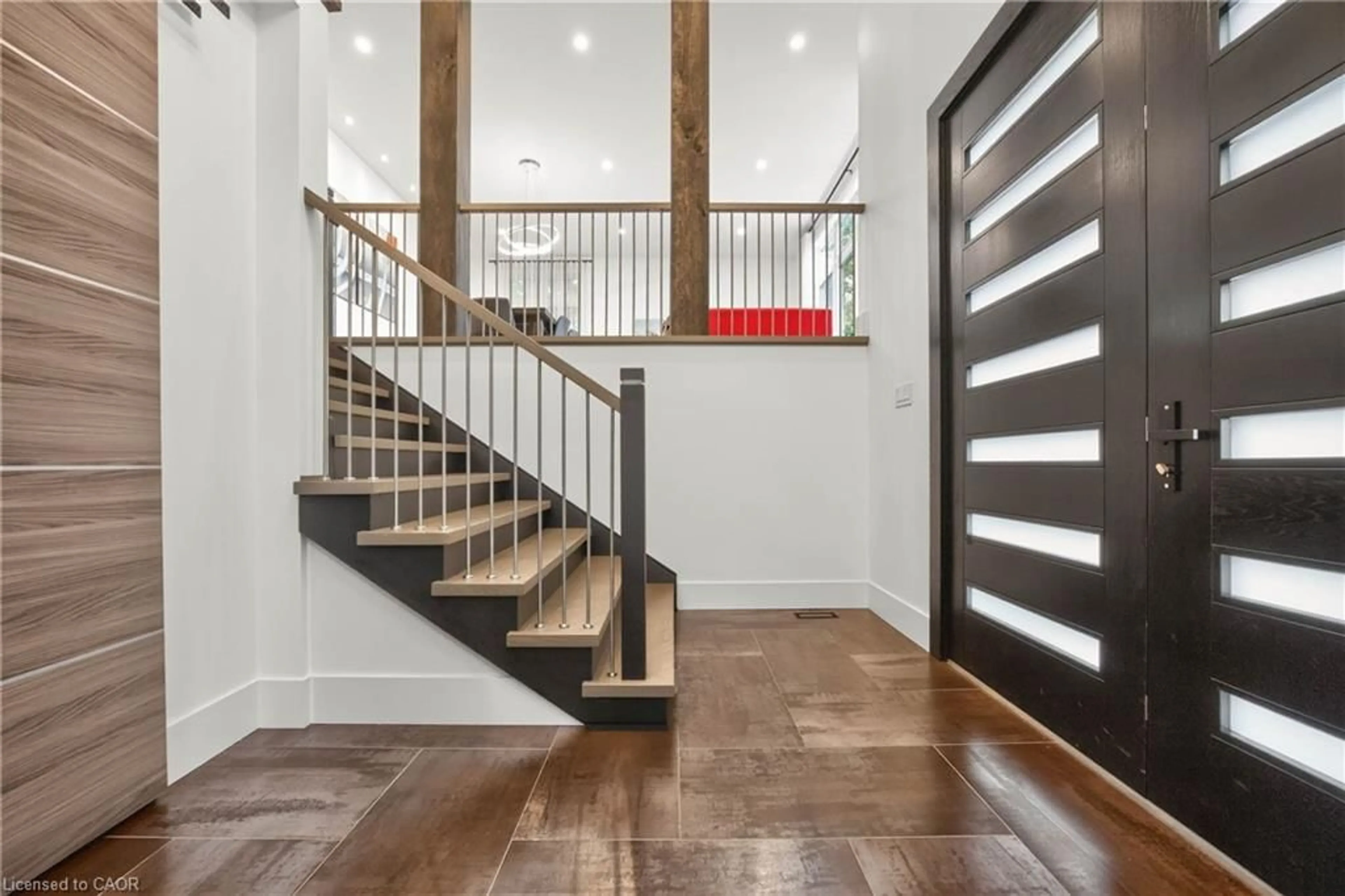 Indoor entryway for 700 Hillcrest Rd, West Shore Ontario L1W 2P1