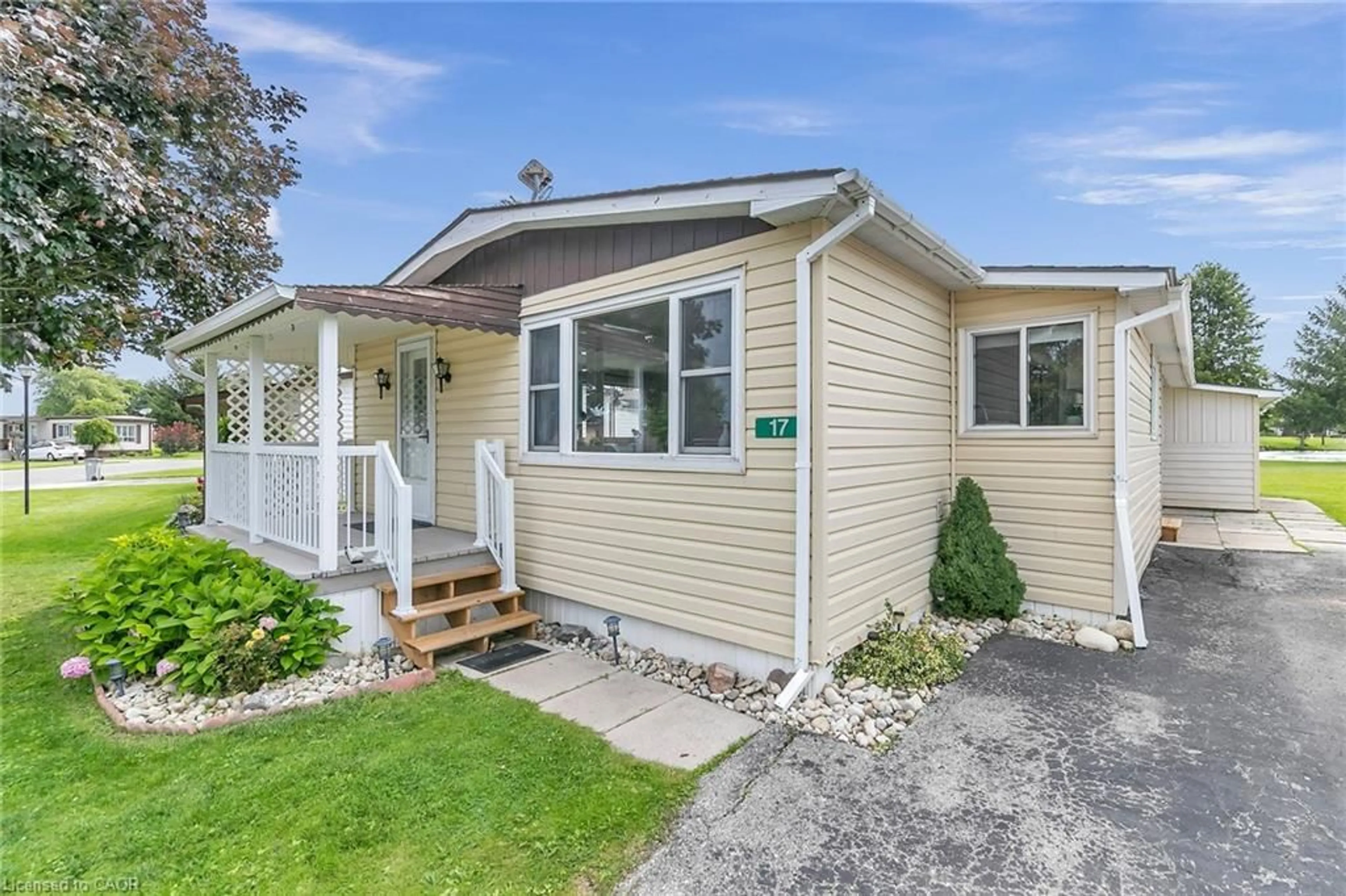 Home with vinyl exterior material, street for 17 Fairview Cres, Listowel Ontario N4W 3G8