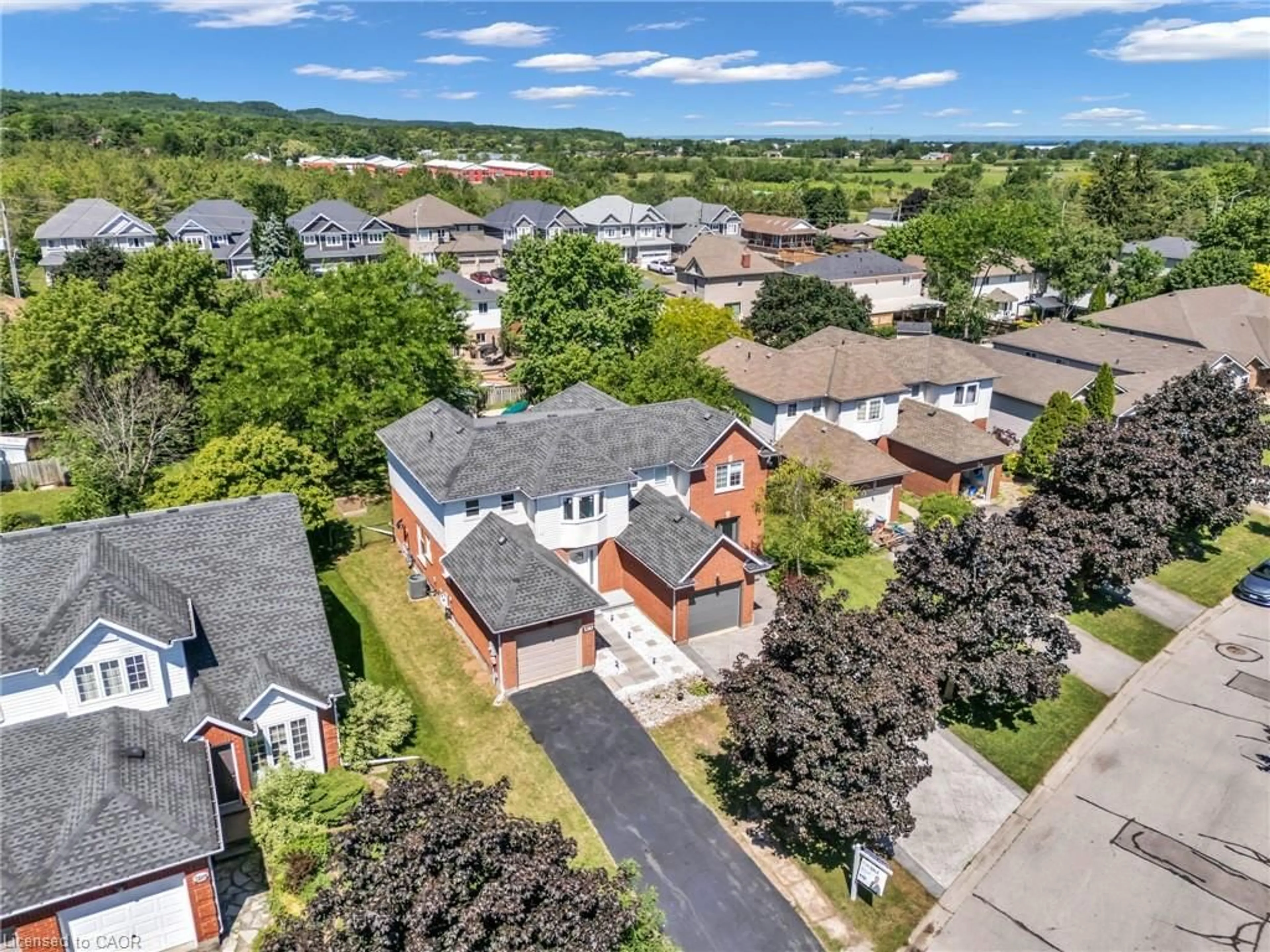 A pic from outside/outdoor area/front of a property/back of a property/a pic from drone, street for 5187 Mulberry Dr, Beamsville Ontario L3J 0J6