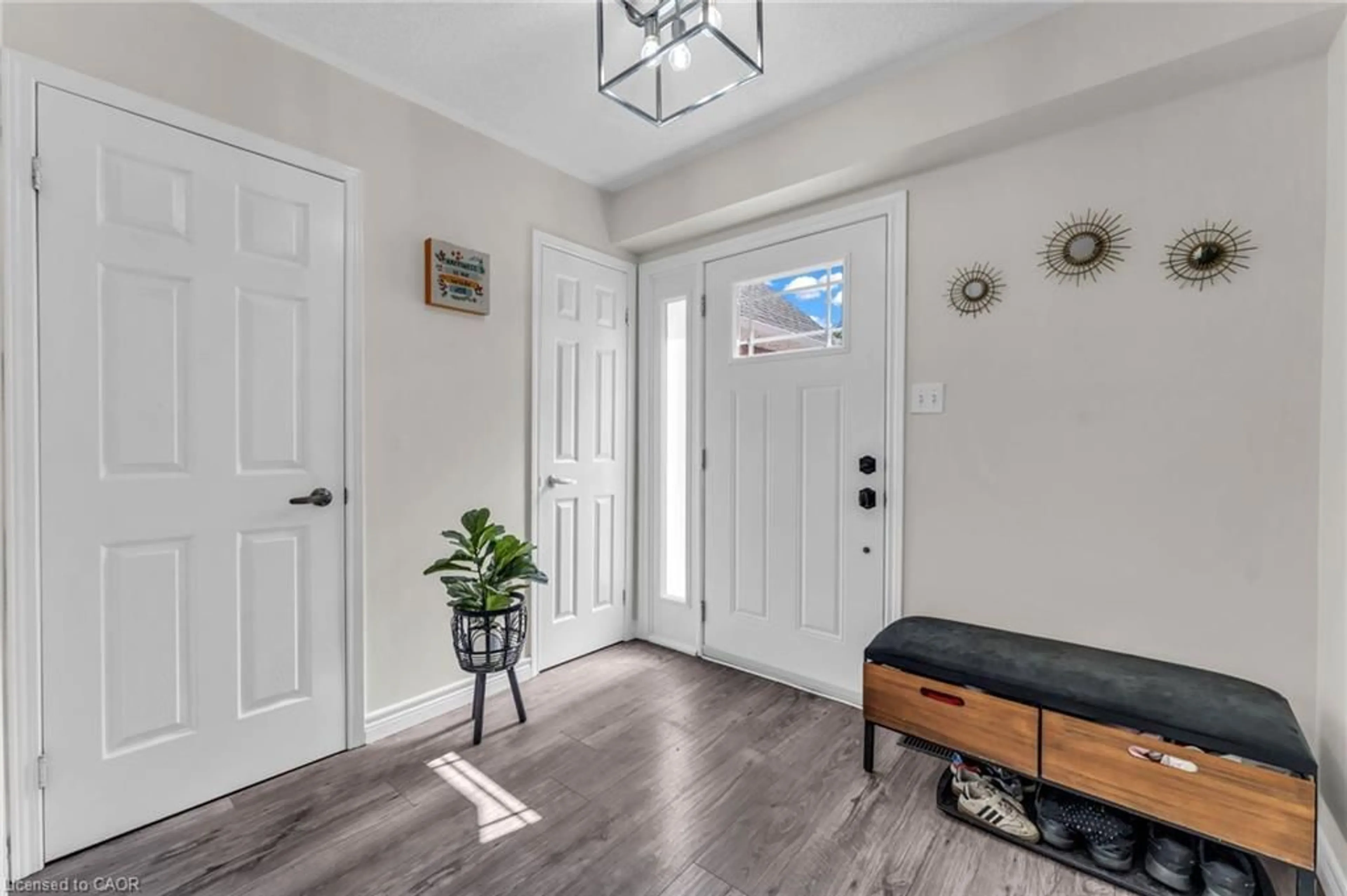 Indoor entryway for 5187 Mulberry Dr, Beamsville Ontario L3J 0J6