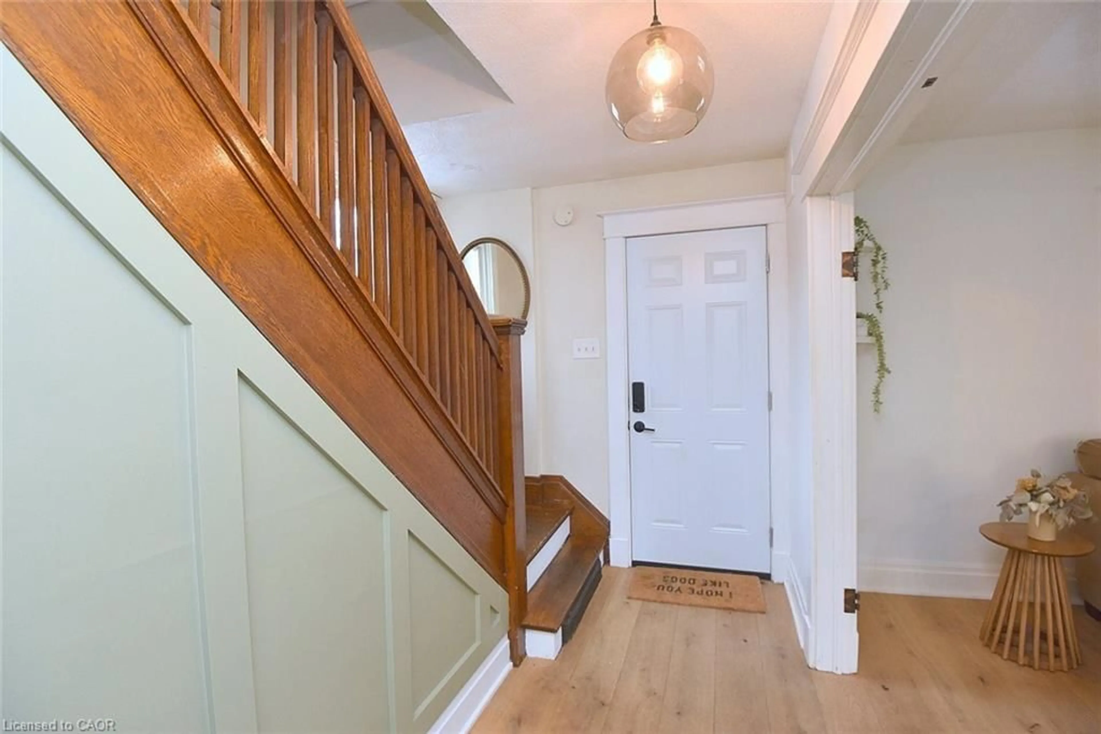 Indoor entryway for 24 Fitzgerald St, St. Catharines Ontario L2R 4B3