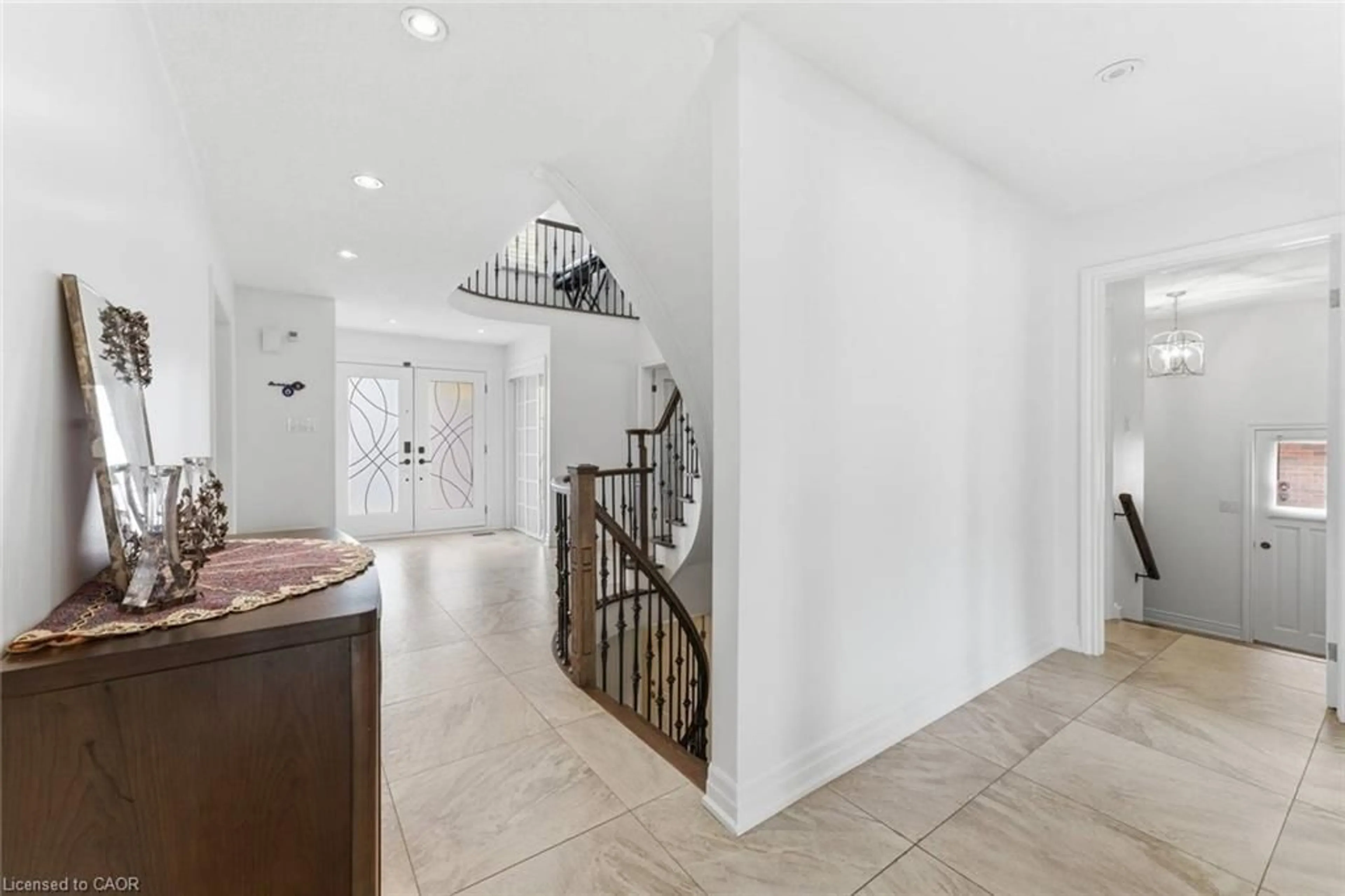 Indoor entryway for 108 Killian Rd, Vaughan Ontario L6A 1B3