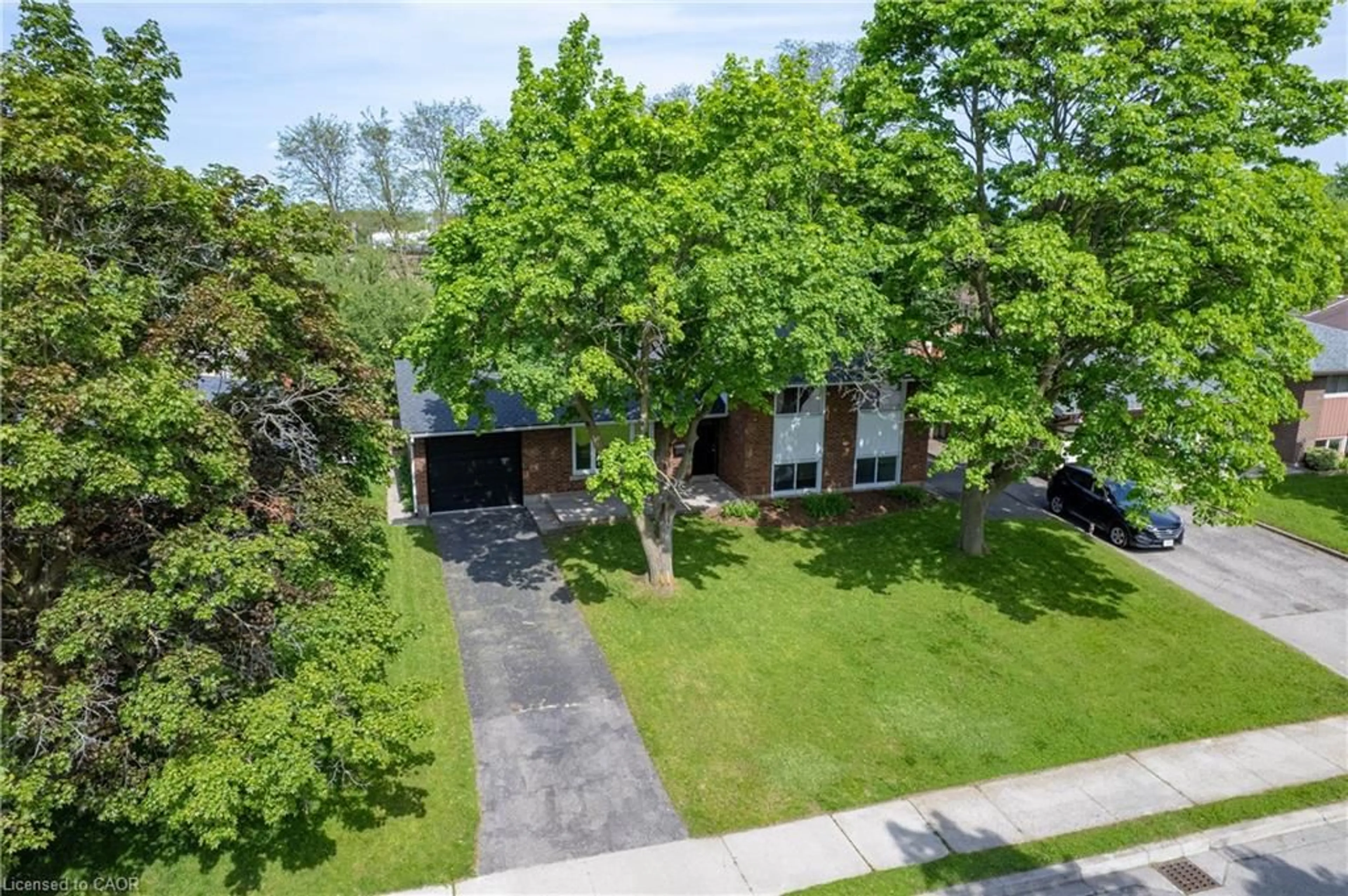 A pic from outside/outdoor area/front of a property/back of a property/a pic from drone, street for 19 Taylor Ave, Cambridge Ontario N1R 5M1