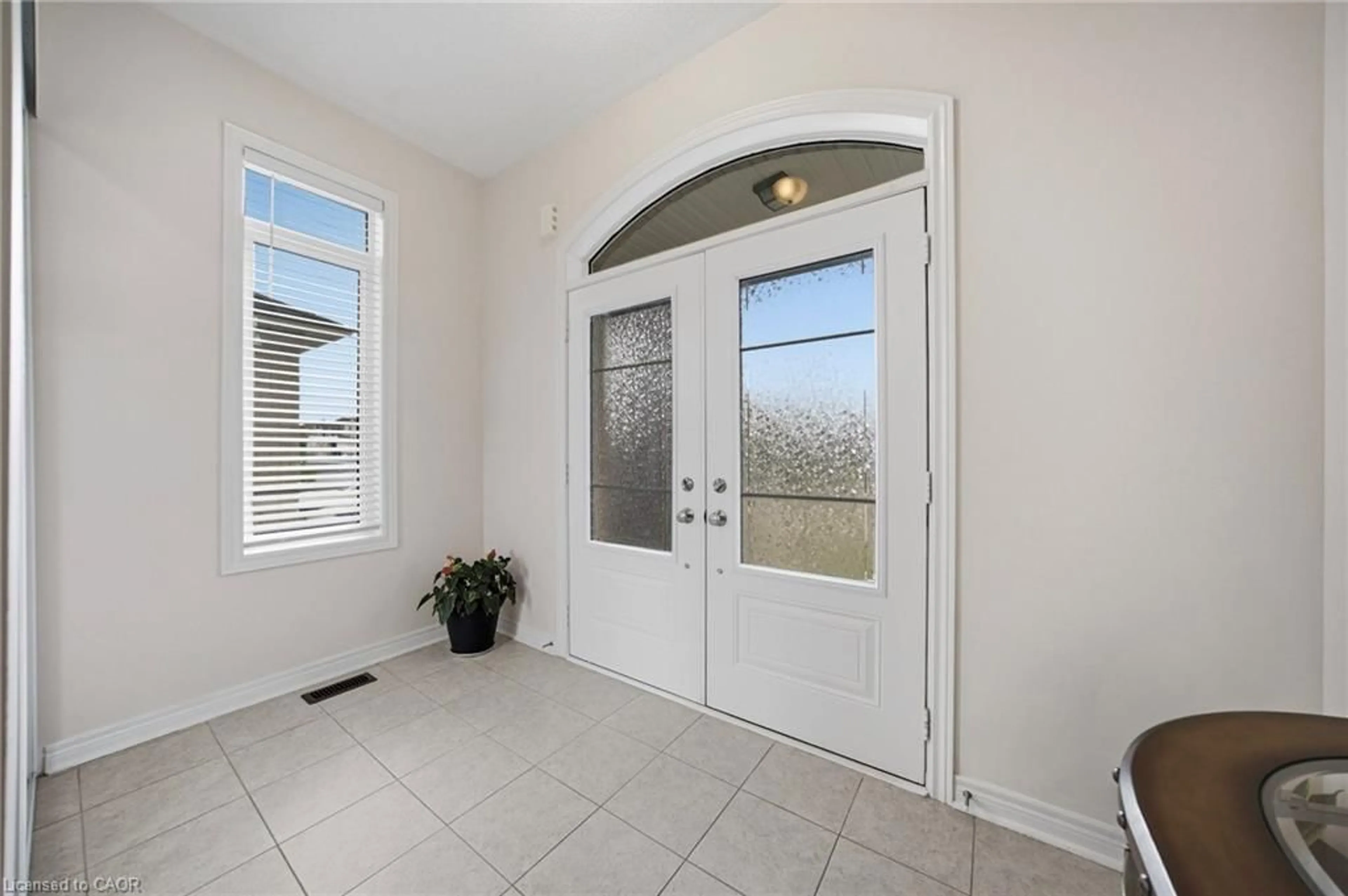 Indoor entryway for 12 Oldham Ave, Paris Ontario N3L 0G7