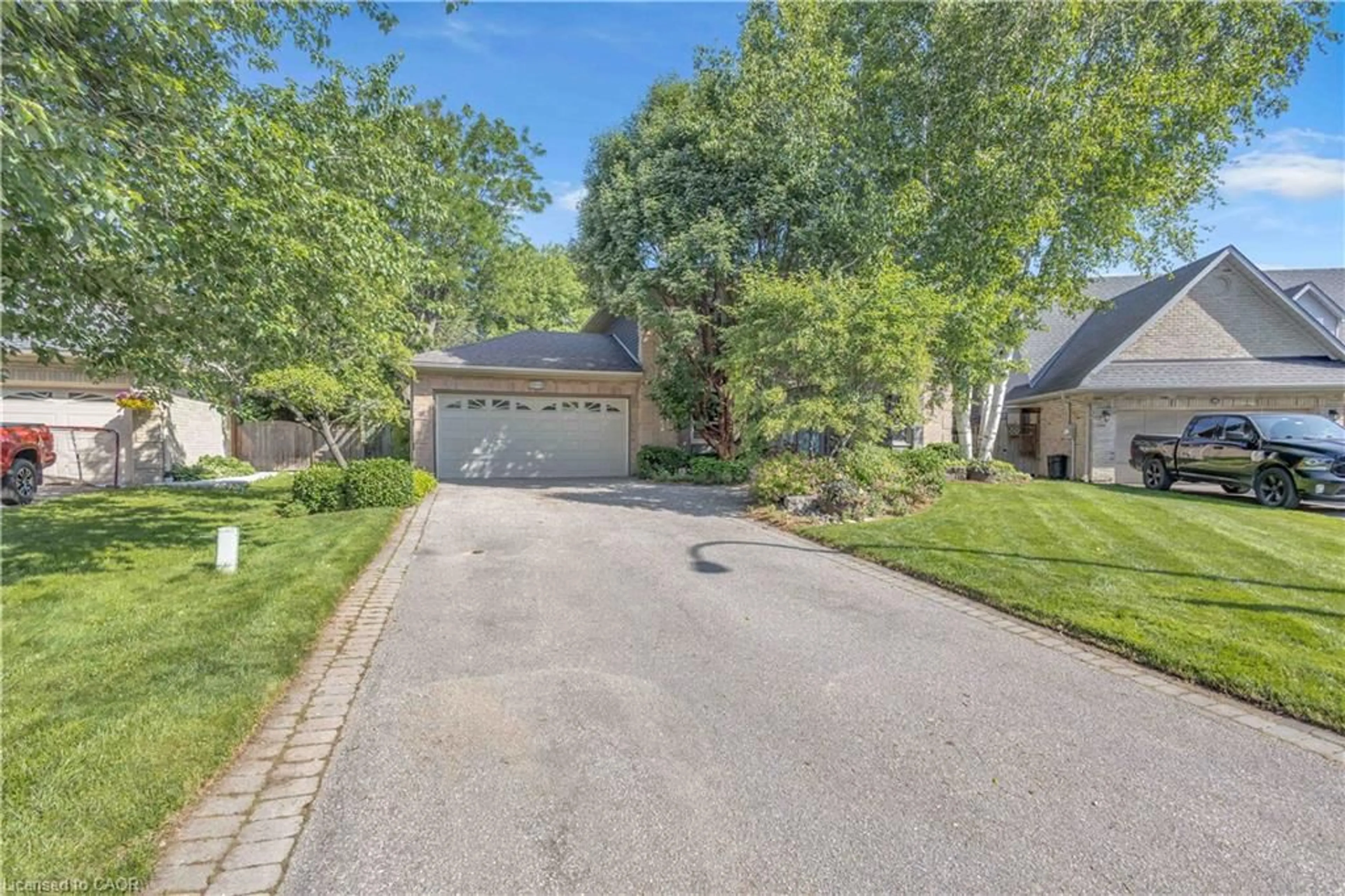 A pic from outside/outdoor area/front of a property/back of a property/a pic from drone, street for 44 Hammill Crt, Ancaster Ontario L9G 4L4