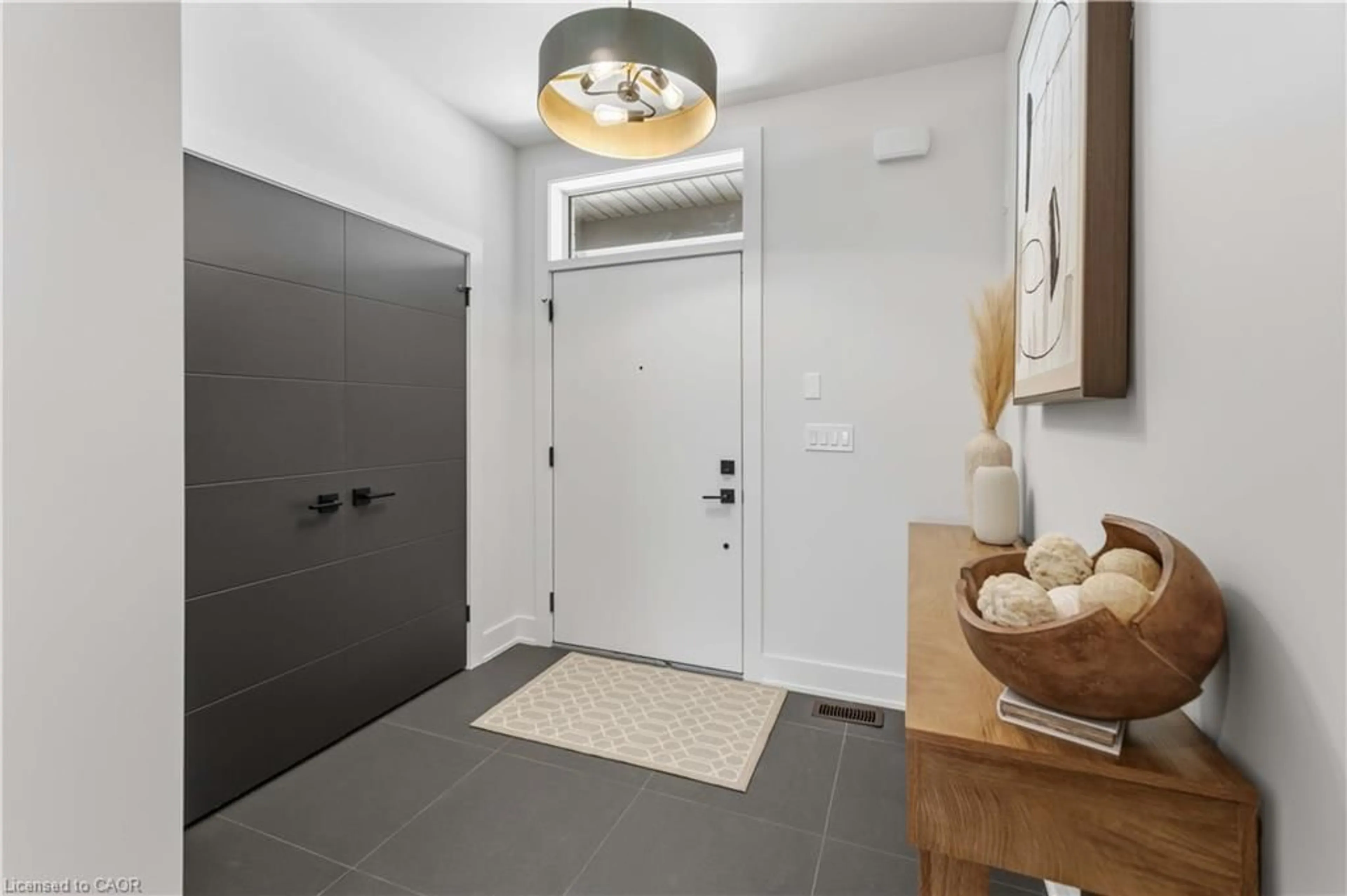 Indoor entryway for 6124 Curlin Cres, Niagara Falls Ontario L2H 3W8