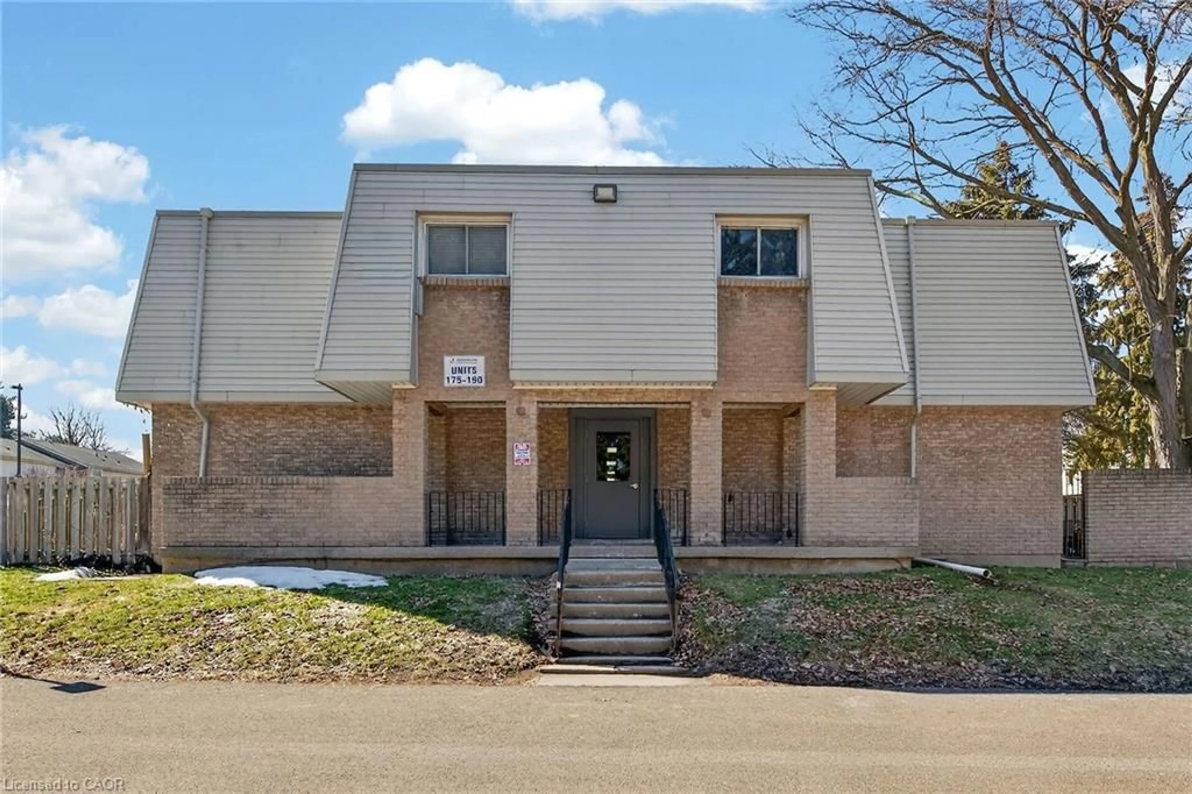 Indoor foyer for 17 Old Pine Trail #182, St. Catharines Ontario L2M 6P9