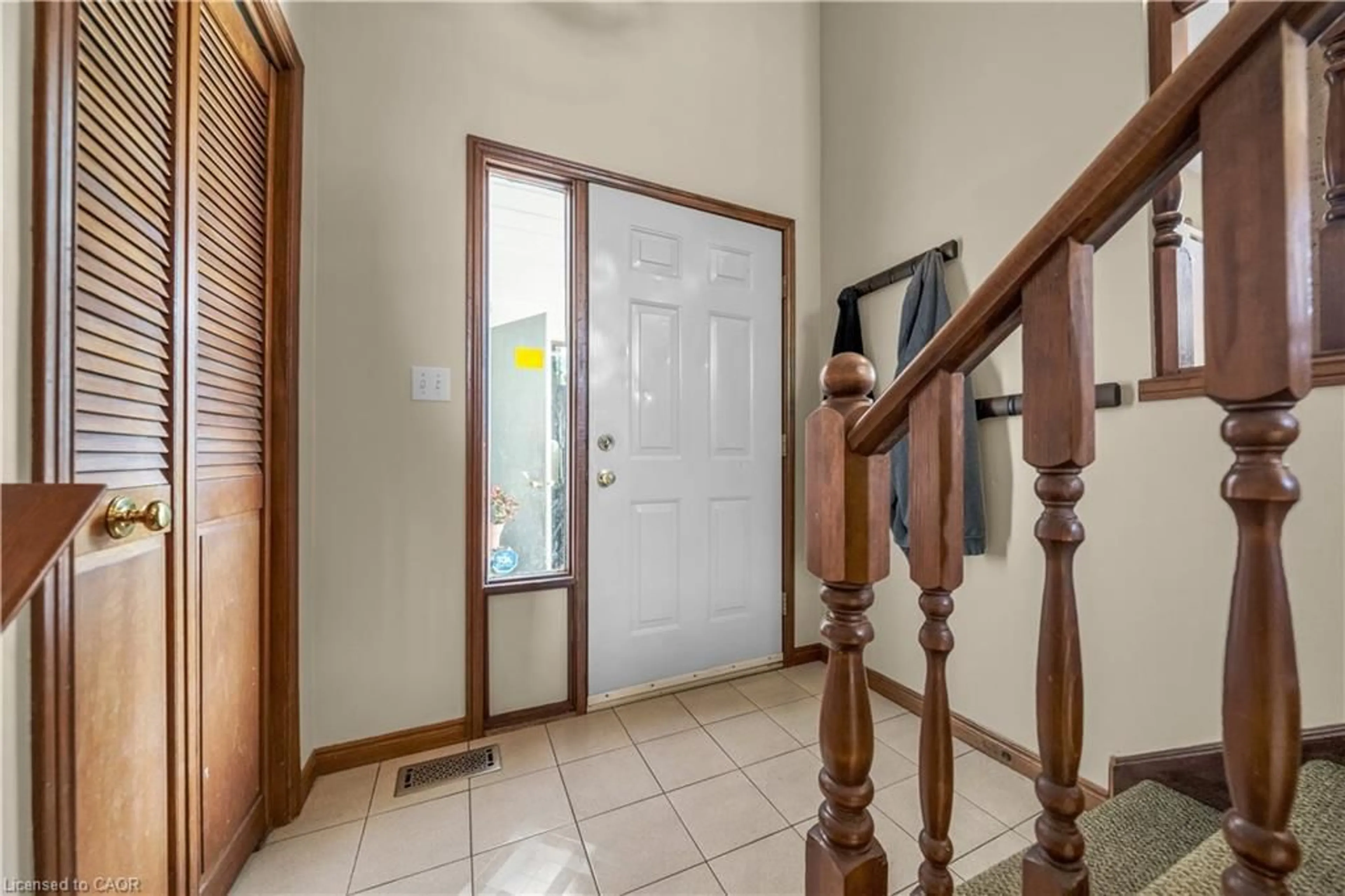 Indoor foyer for 3929 Vineyard Cres, Vineland Ontario L0R 2C0