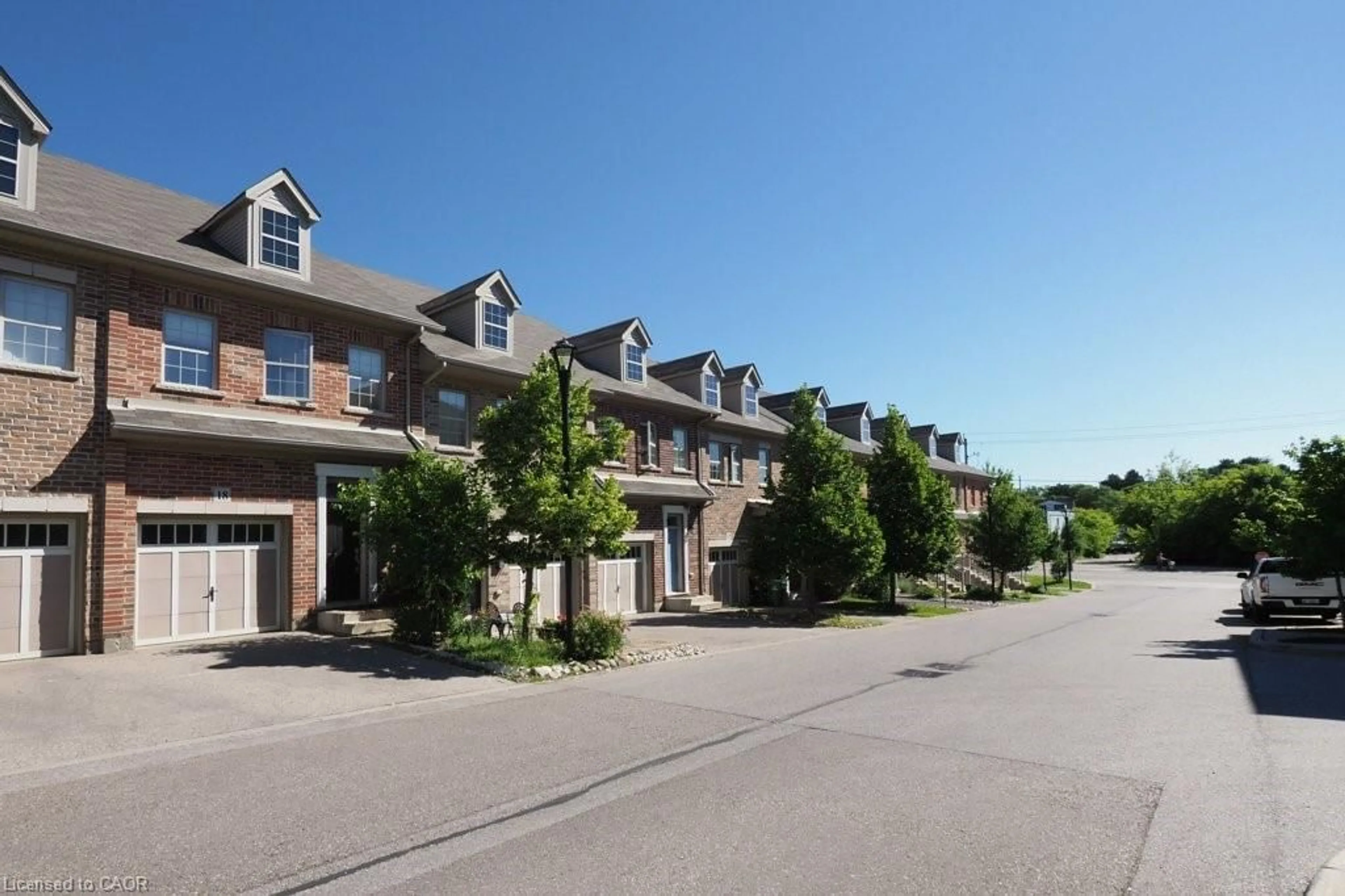 Patio, street for 18 Robert Peel Rd, Kitchener Ontario N2H 0B3