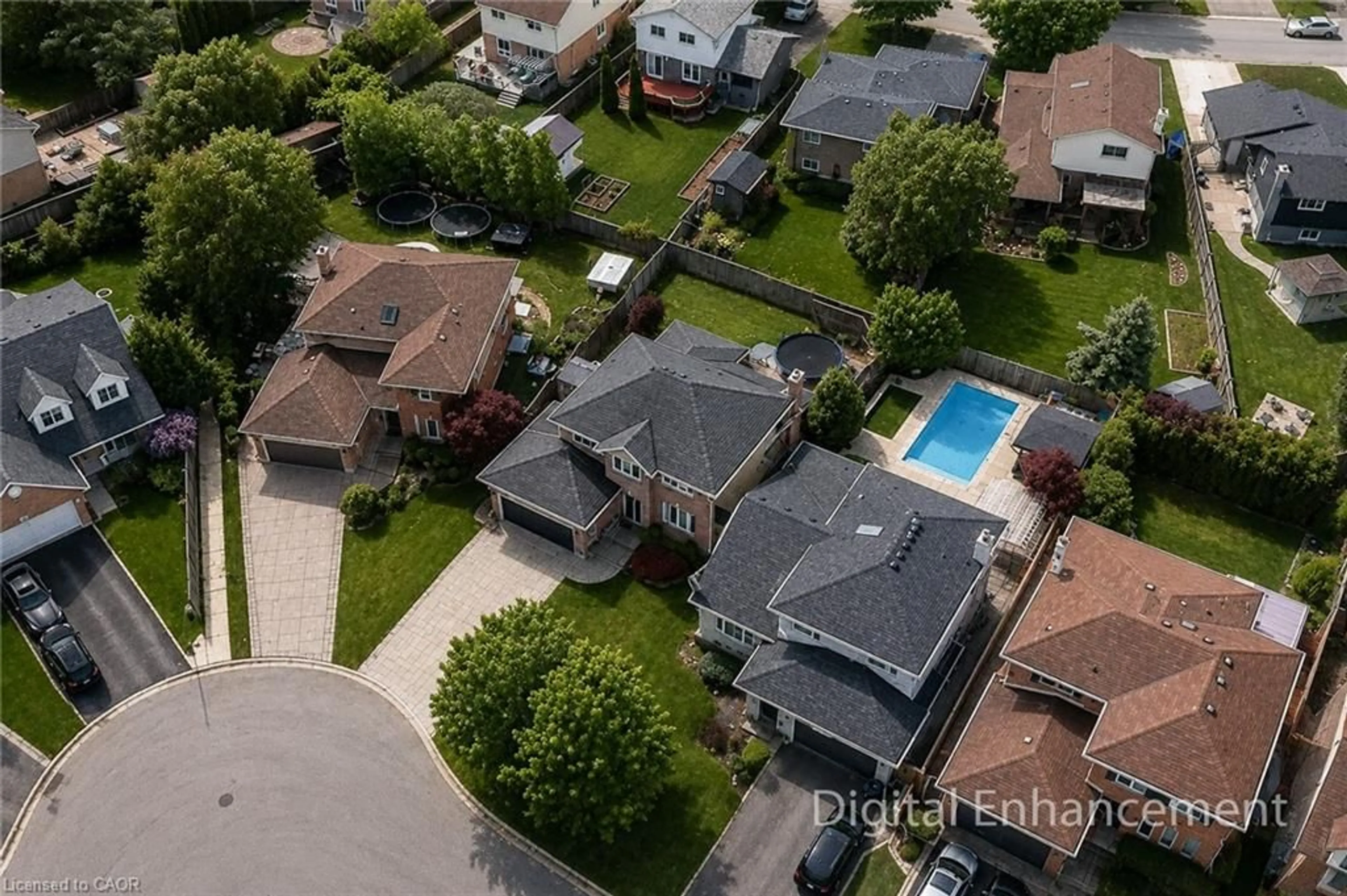 A pic from outside/outdoor area/front of a property/back of a property/a pic from drone, street for 4559 St. Volodymyr Crt, Lincoln Ontario L0R 1B5
