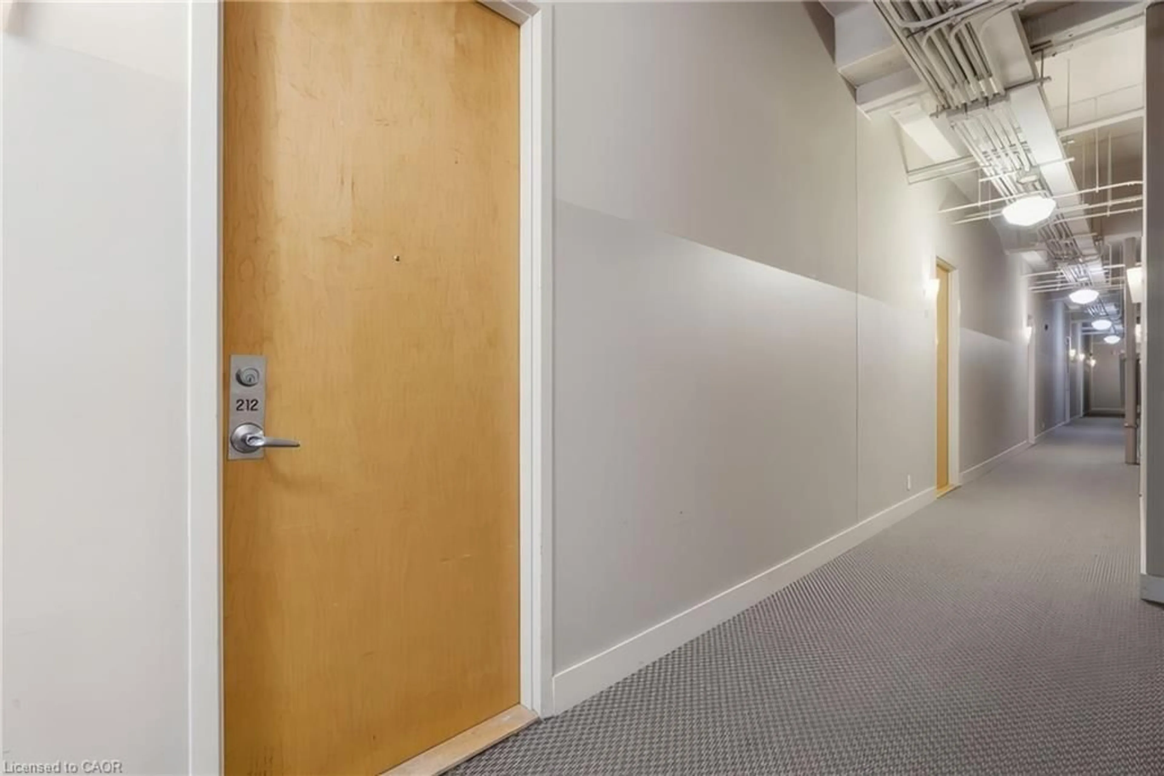 Indoor foyer for 404 King St #212, Kitchener Ontario N2G 4Z9