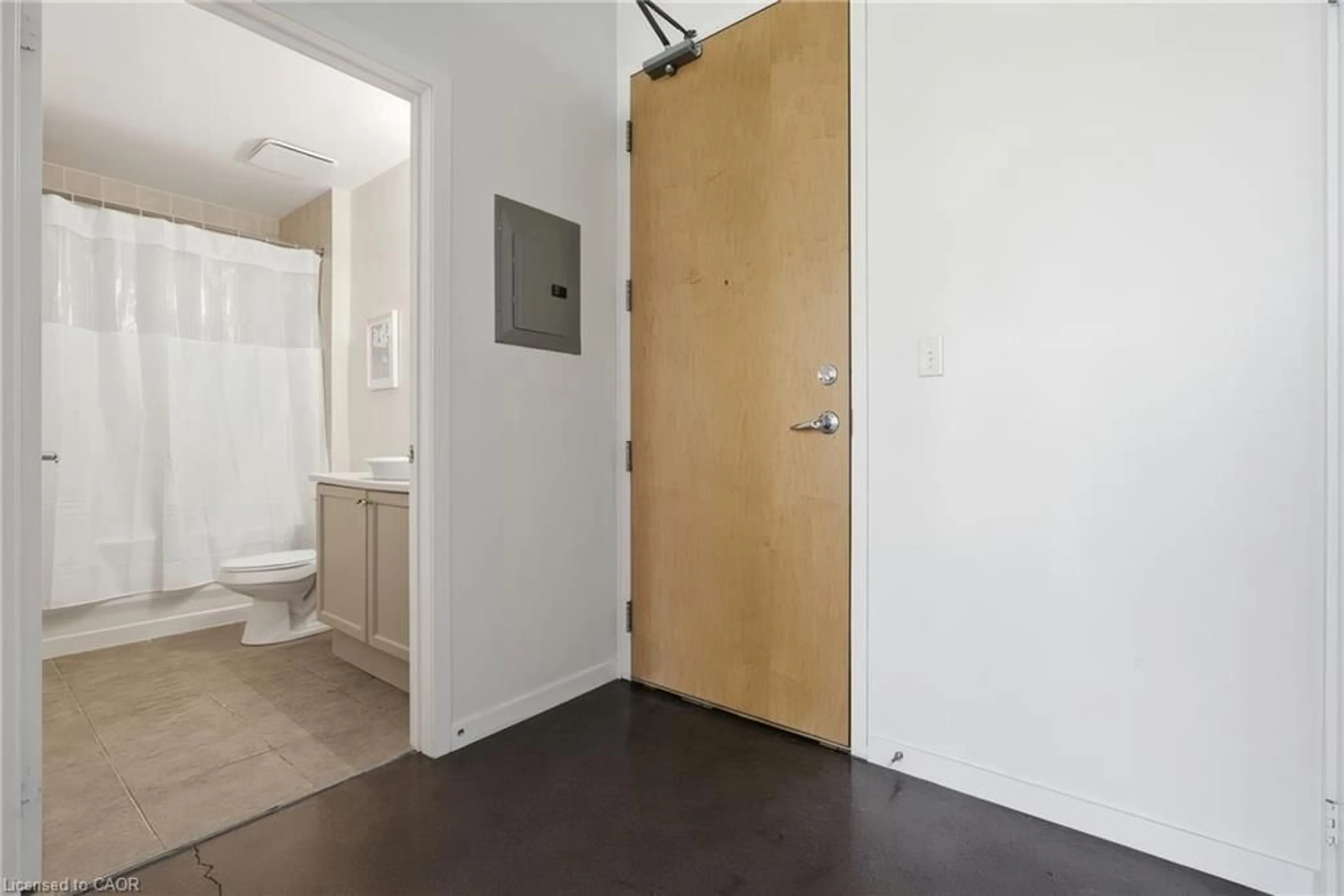 Indoor entryway for 404 King St #212, Kitchener Ontario N2G 4Z9