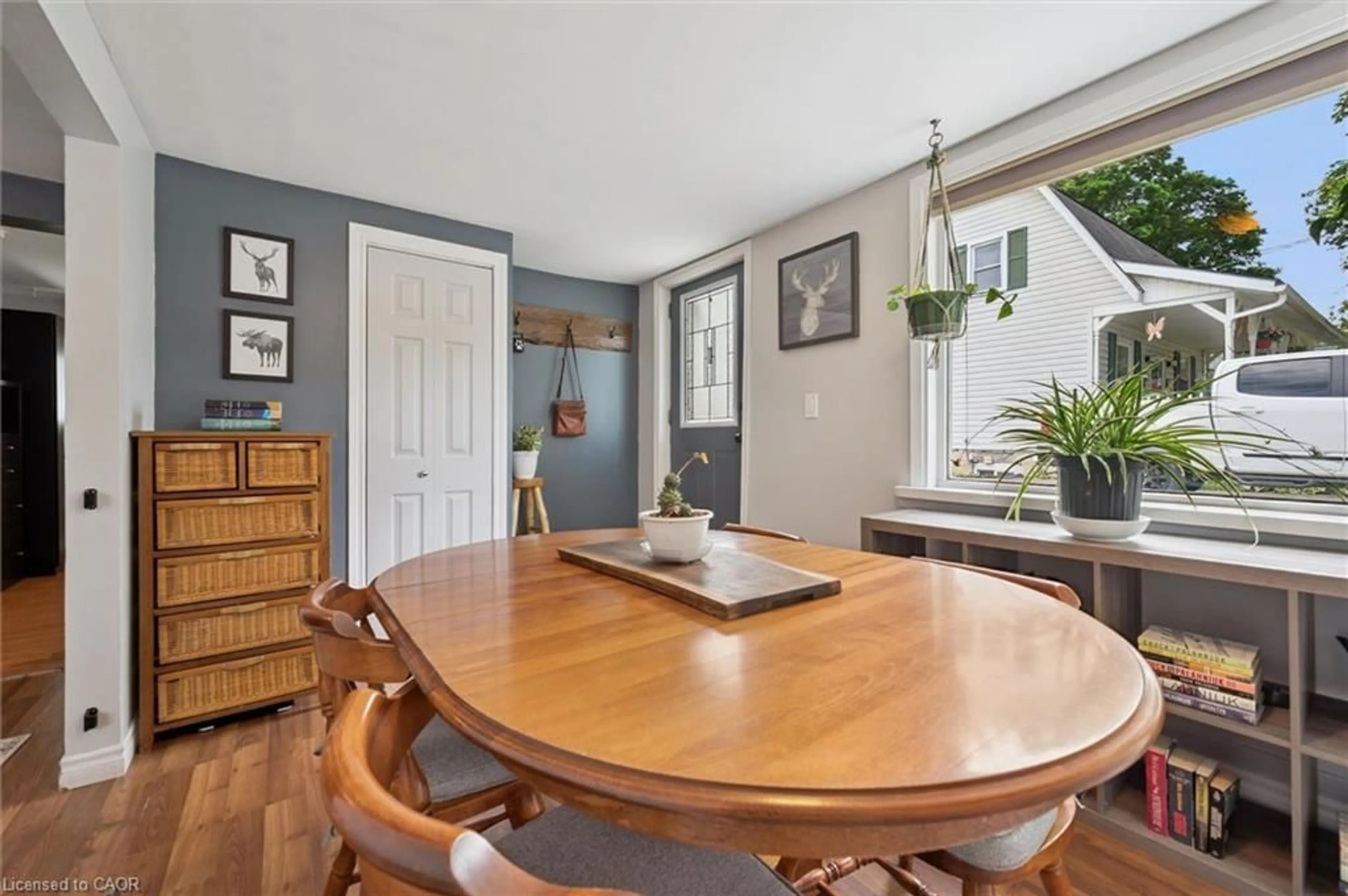 Dining room, wood/laminate floor for 250 St George St, Fergus Ontario N1M 1K4