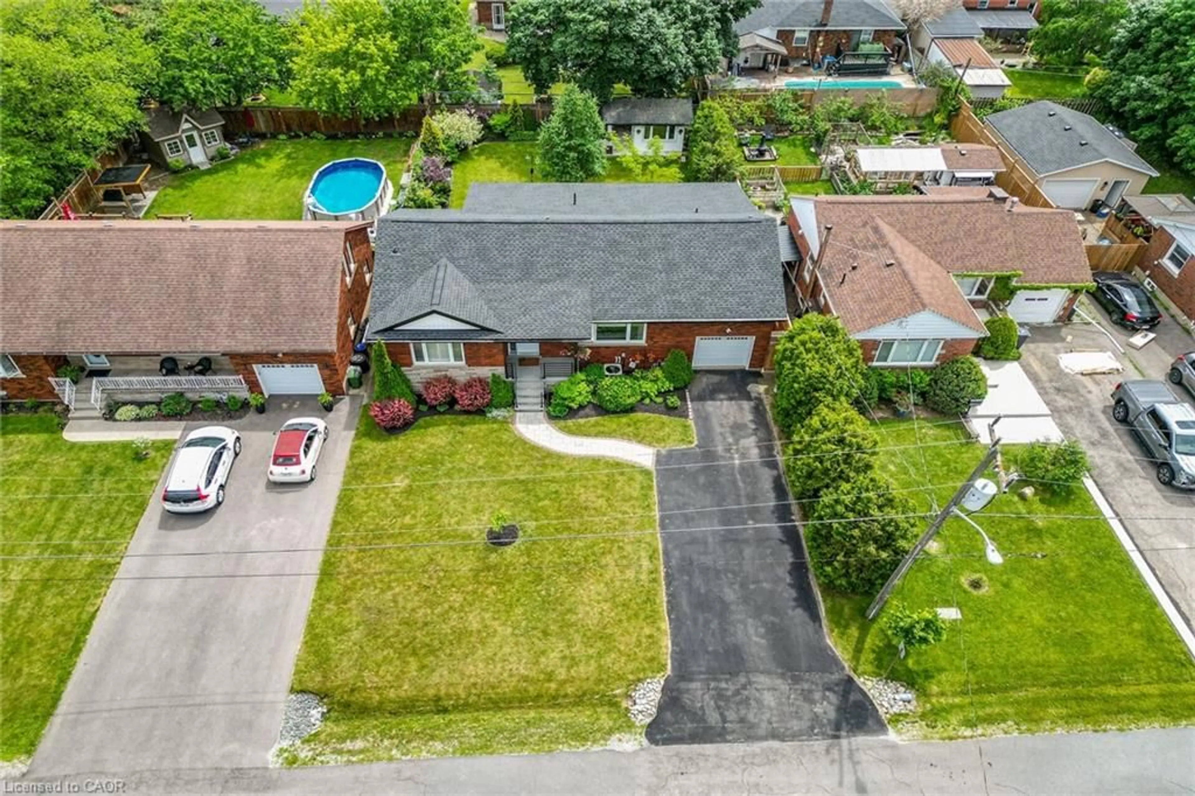 A pic from outside/outdoor area/front of a property/back of a property/a pic from drone, street for 55 Glenview Dr, Stoney Creek Ontario L8G 2L5