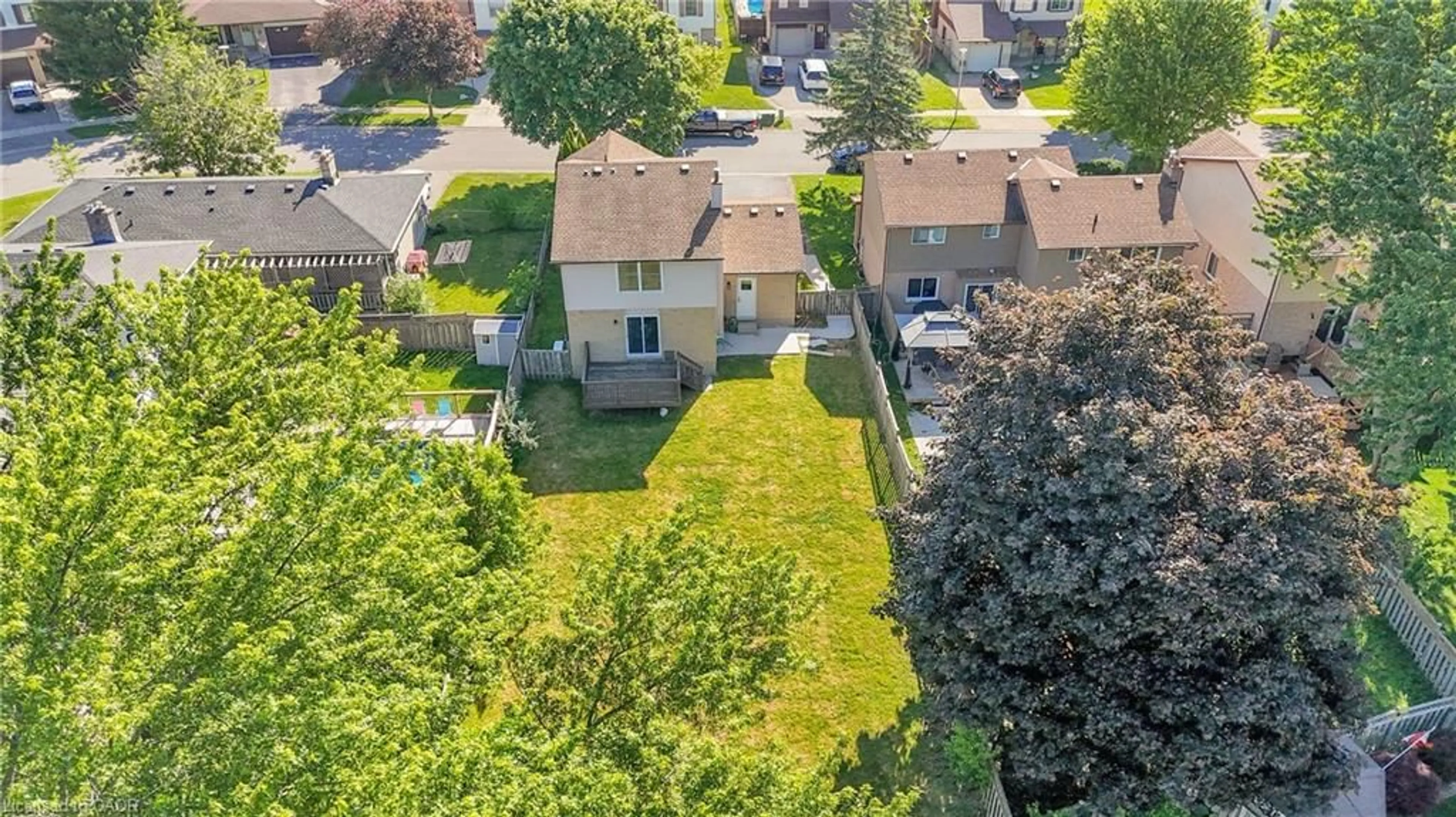 A pic from outside/outdoor area/front of a property/back of a property/a pic from drone, street for 127 Acorn Cres, London Ontario N6G 3V4