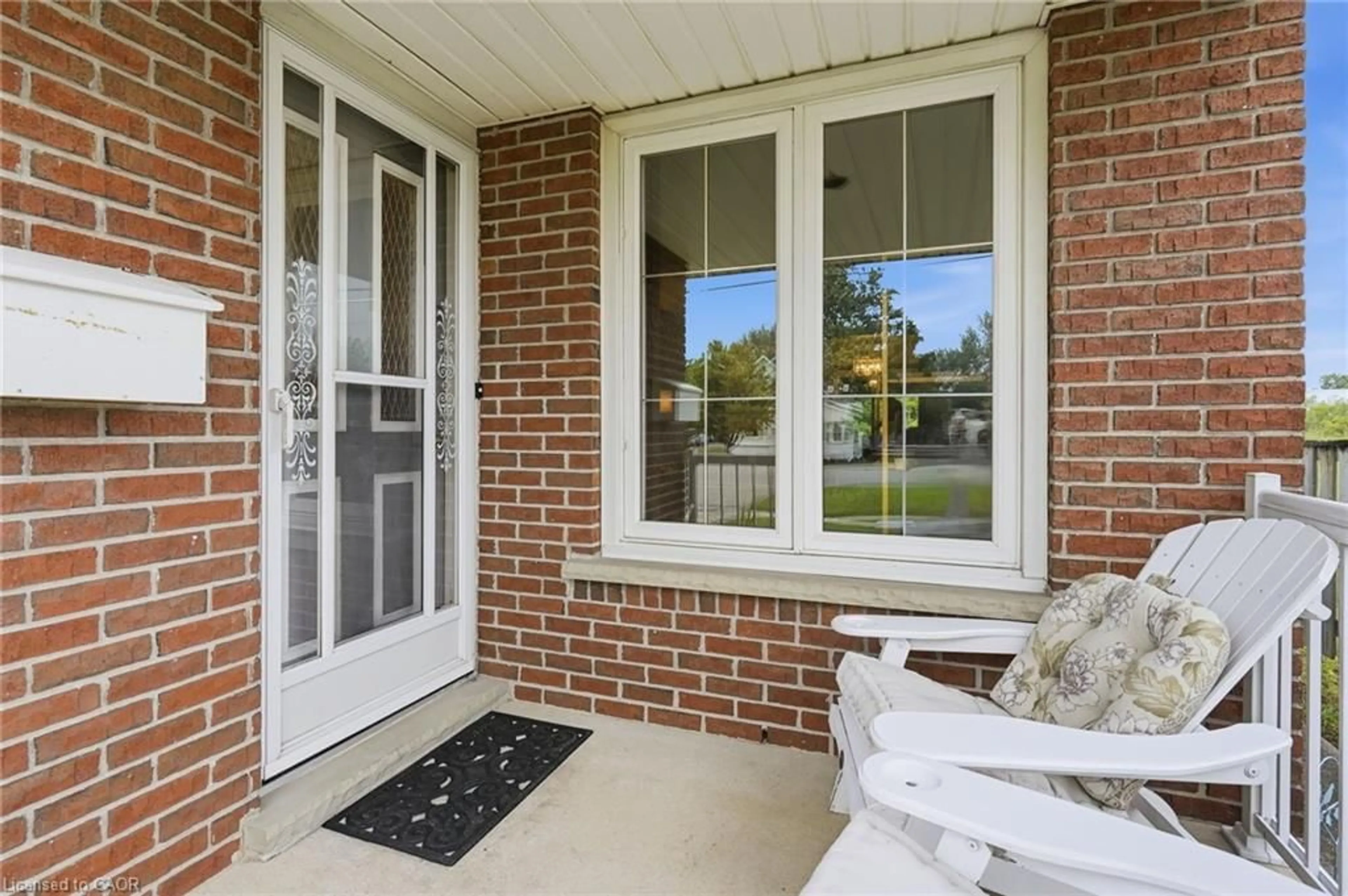 Indoor entryway for 615 Broad St, Dunnville Ontario N1A 1G9