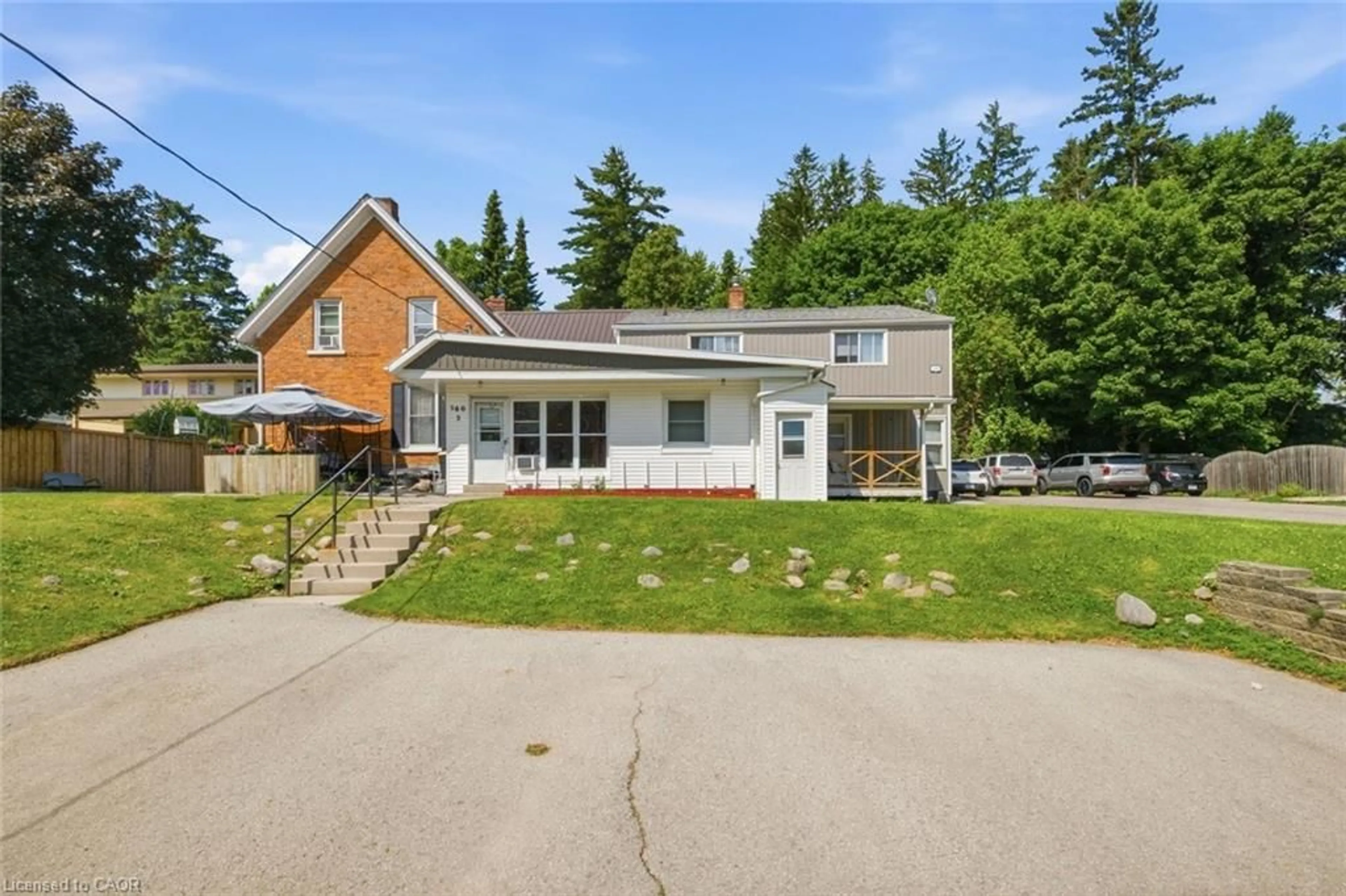 A pic from outside/outdoor area/front of a property/back of a property/a pic from drone, street for 160 Queen St, Simcoe Ontario N3Y 3Y6