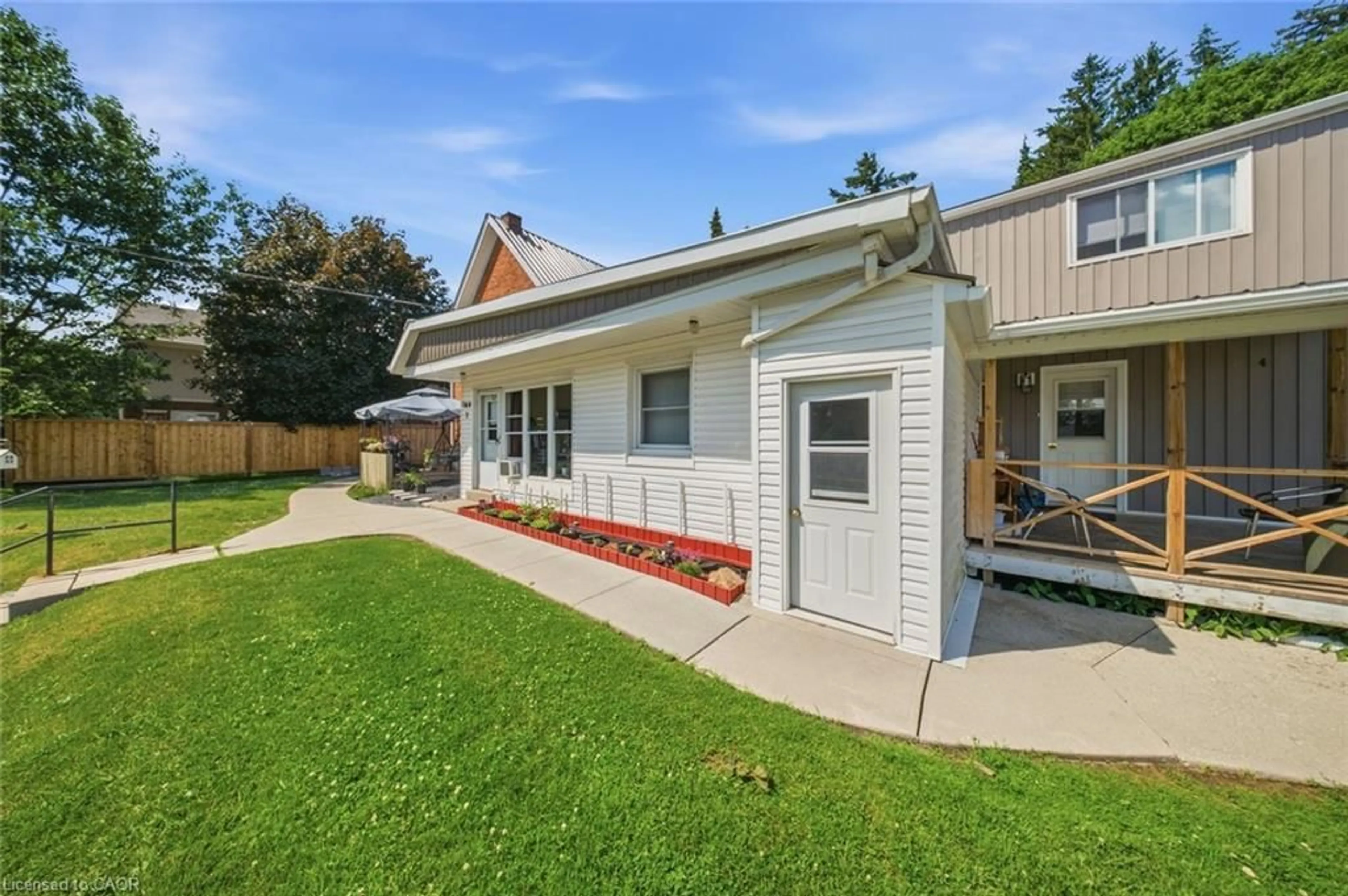 Home with vinyl exterior material, street for 160 Queen St, Simcoe Ontario N3Y 3Y6