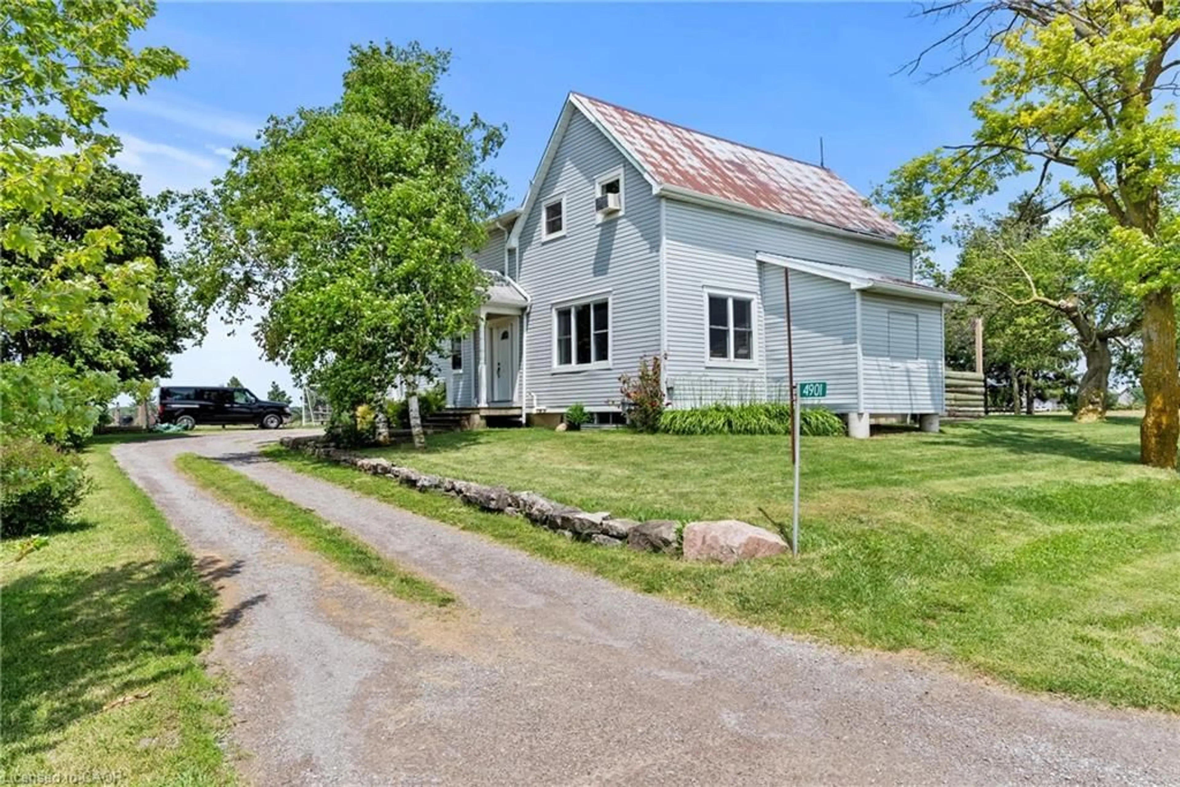 A pic from outside/outdoor area/front of a property/back of a property/a pic from drone, street for 4901 Sixteen Rd, Smithville Ontario L0R 1Y0