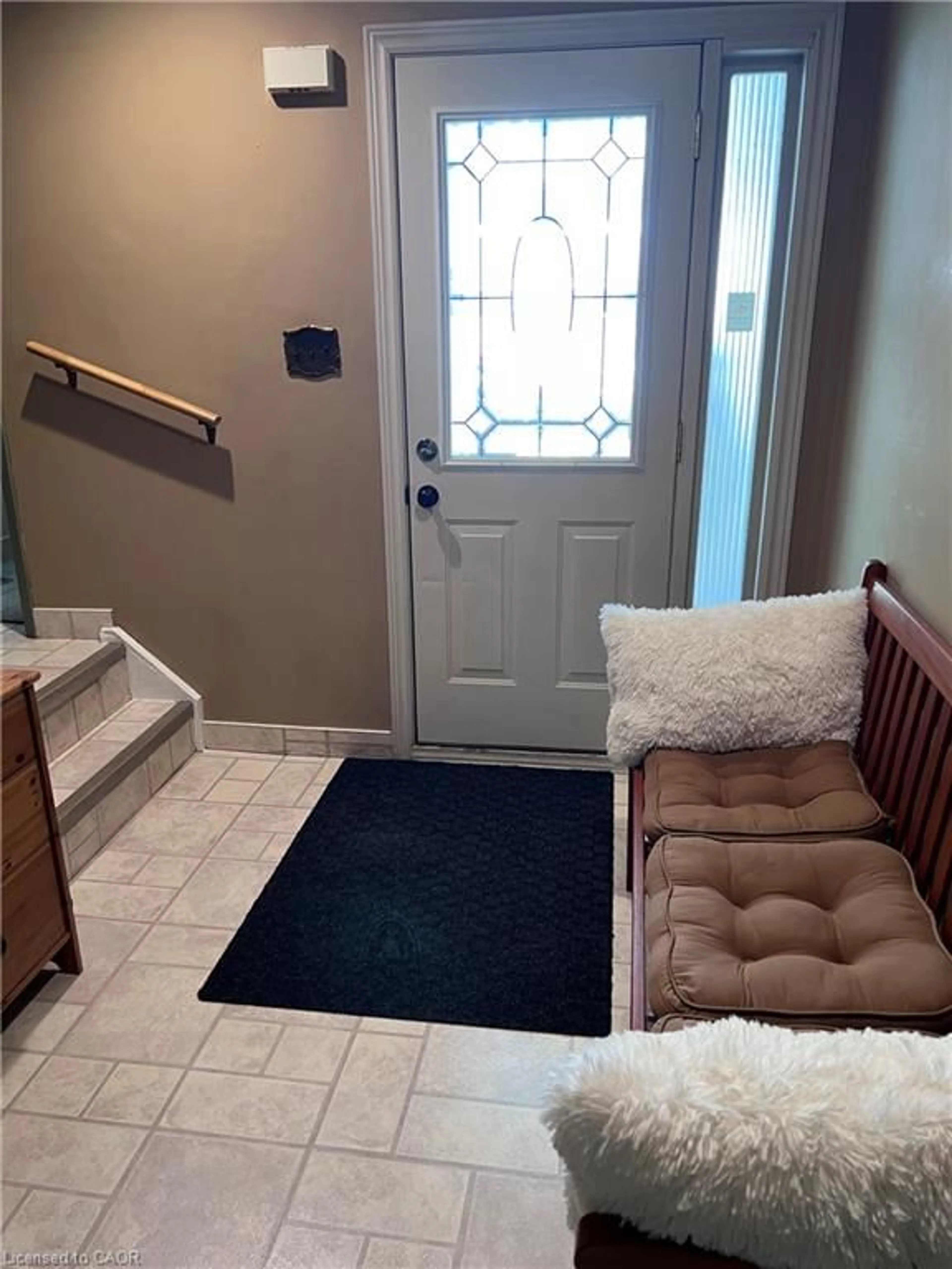 Indoor entryway for 473 Woodview Rd #2, Burlington Ontario L7N 2Z9