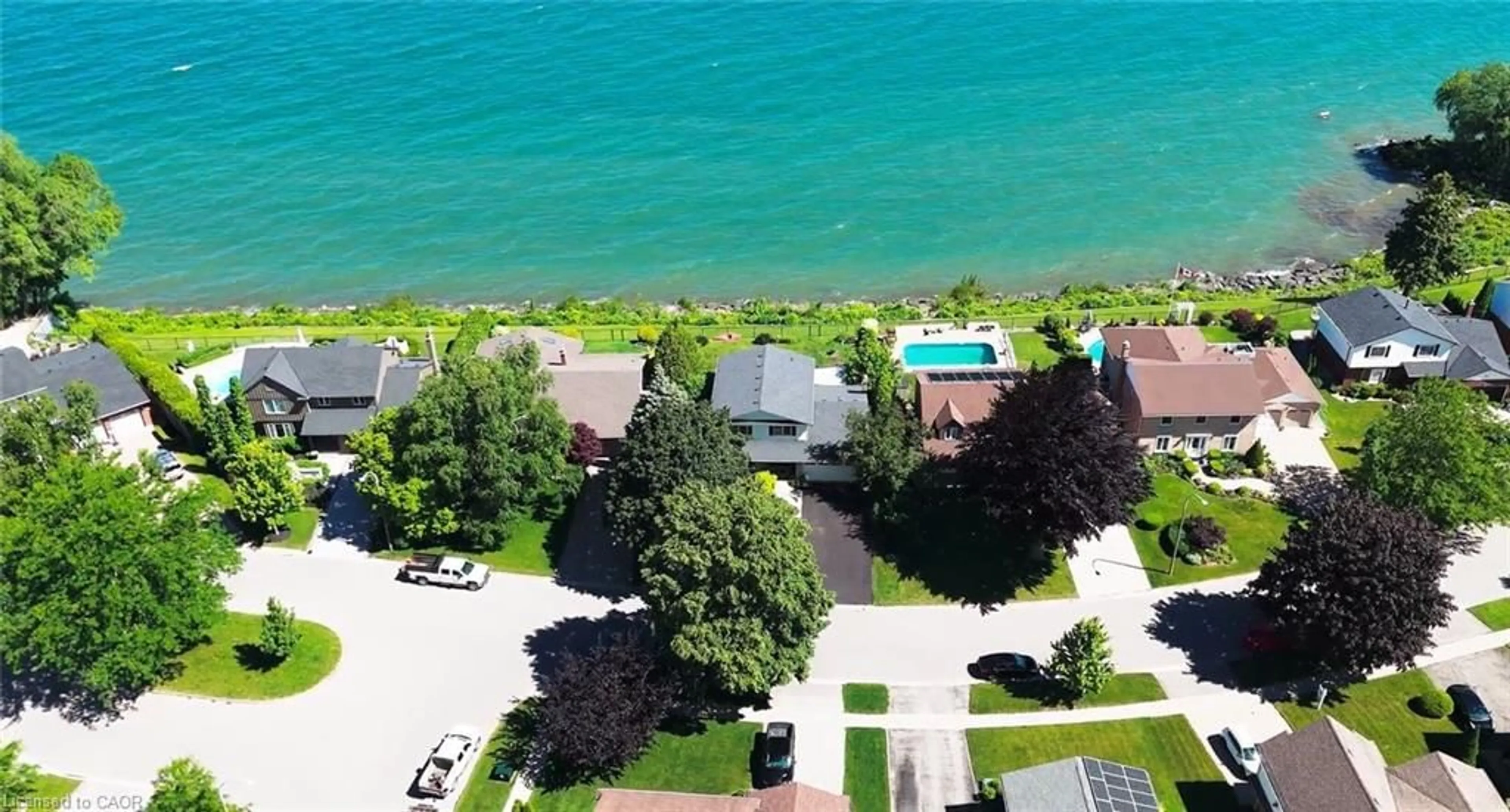 A pic from outside/outdoor area/front of a property/back of a property/a pic from drone, water/lake/river/ocean view for 15 Cheval Dr, Grimsby Ontario L3M 4P3