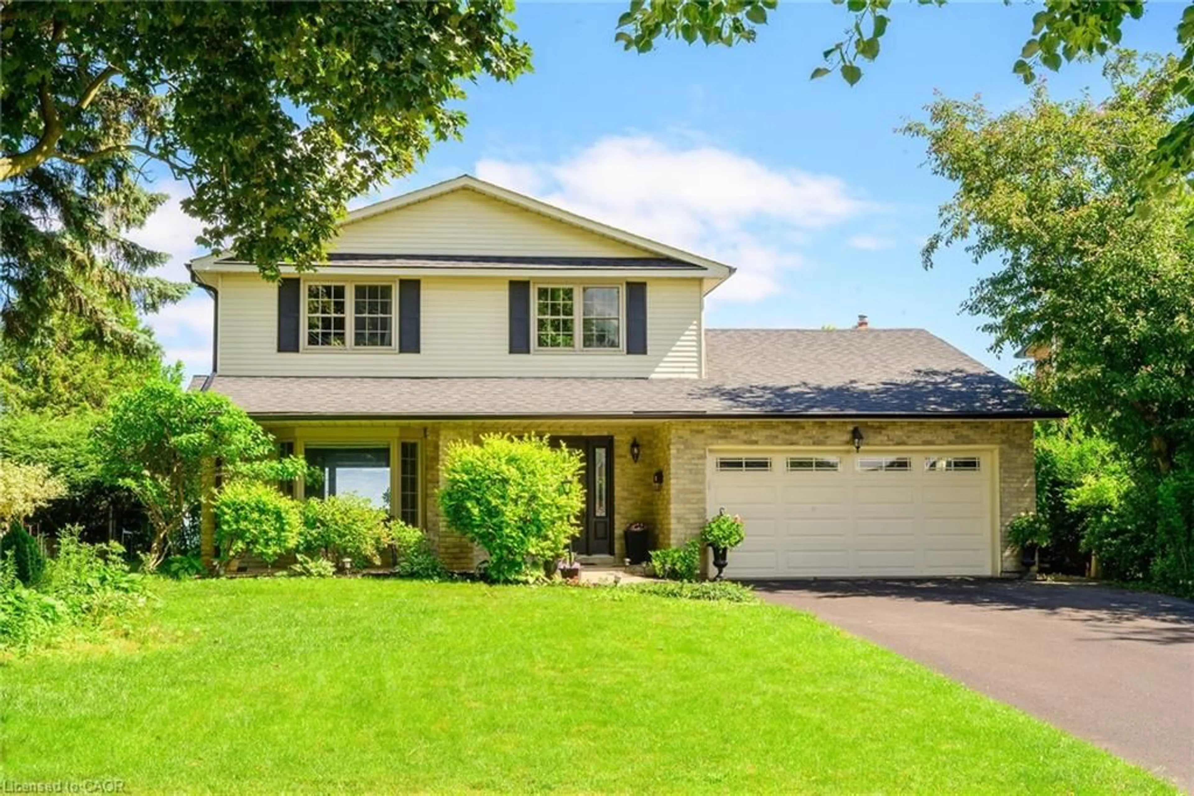 Home with vinyl exterior material, street for 15 Cheval Dr, Grimsby Ontario L3M 4P3