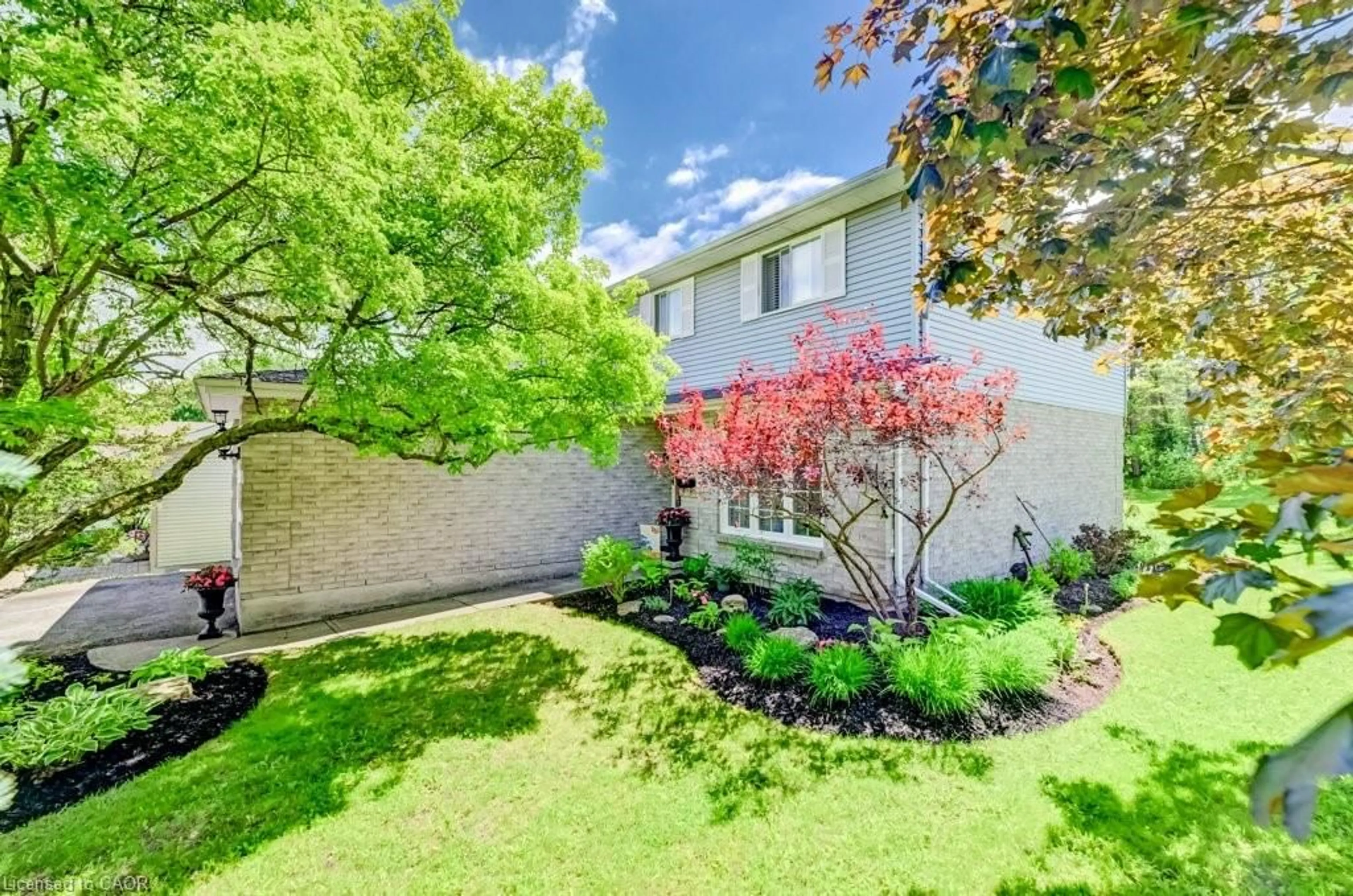 A pic from outside/outdoor area/front of a property/back of a property/a pic from drone, street for 469 Westvale Dr, Waterloo Ontario N2T 1S9