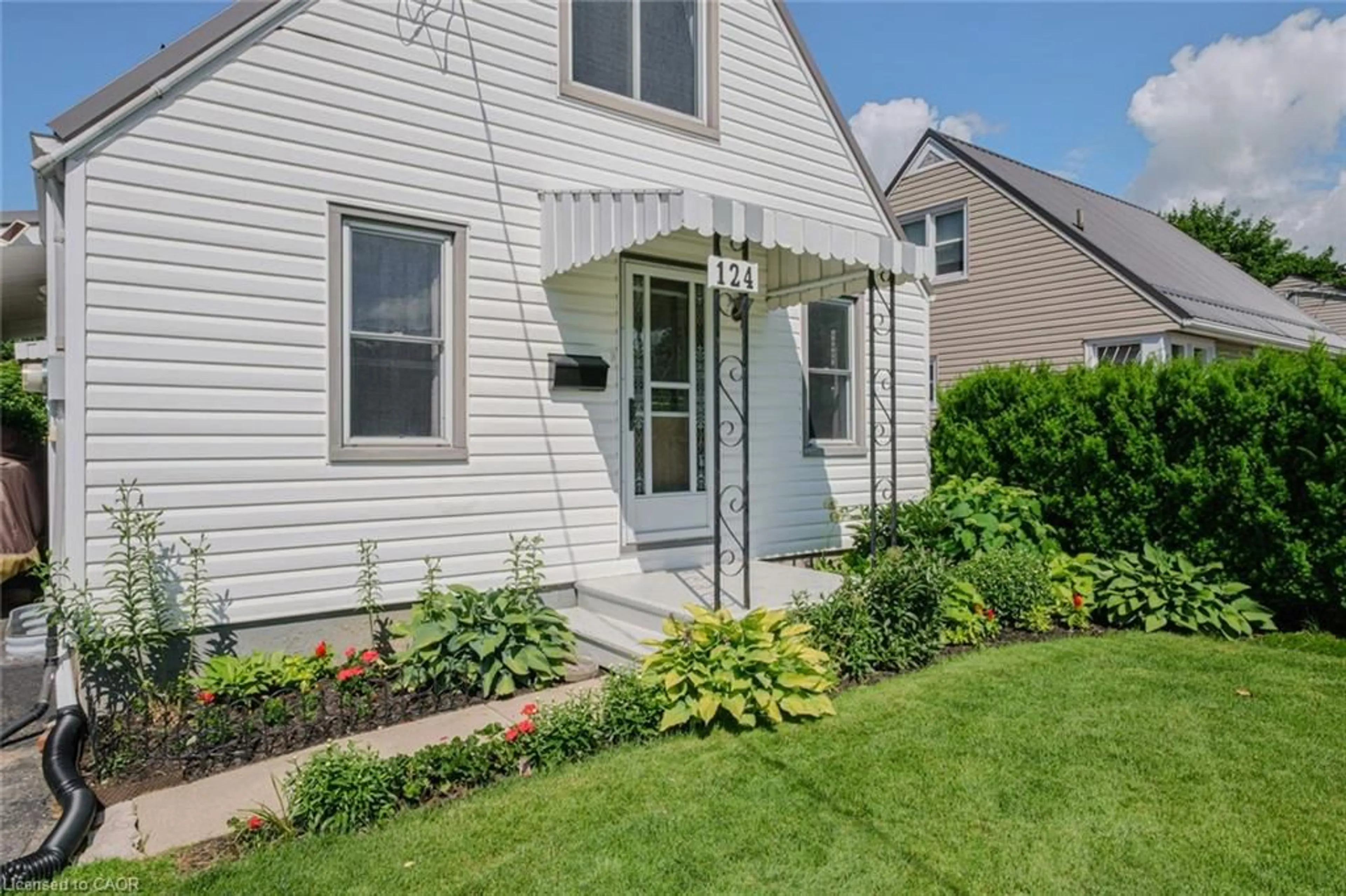 Home with vinyl exterior material, street for 124 Orchard Ave, Simcoe Ontario N3Y 3H3