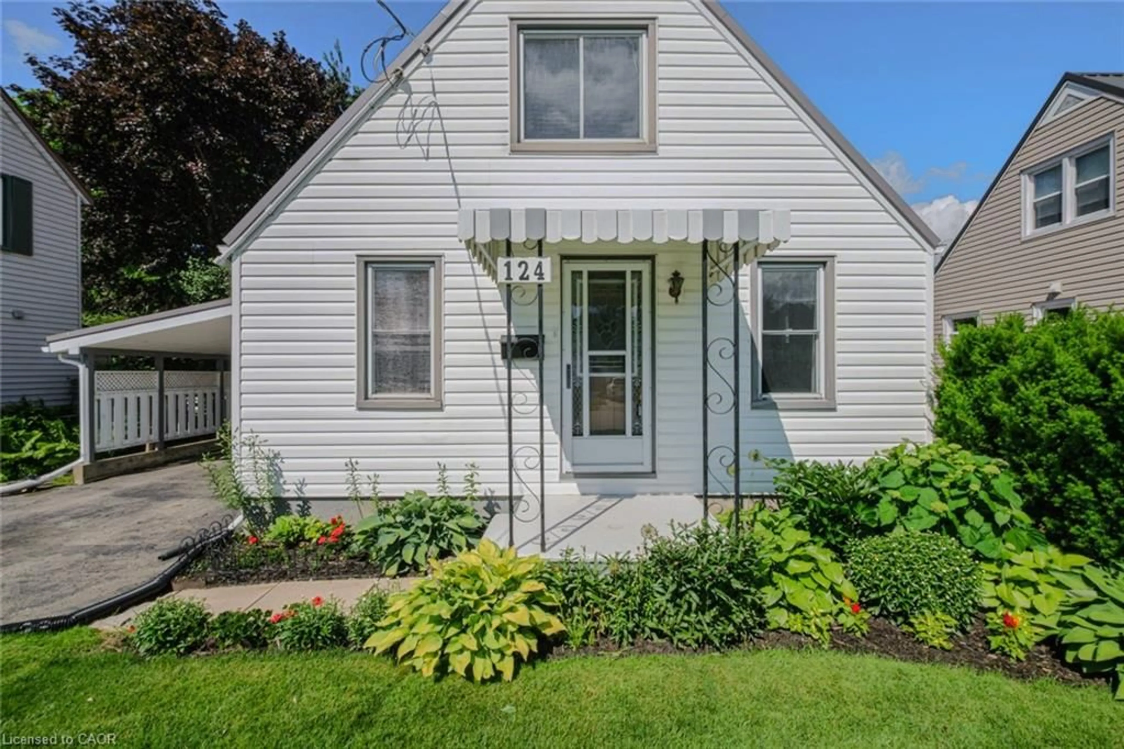 Home with vinyl exterior material, street for 124 Orchard Ave, Simcoe Ontario N3Y 3H3