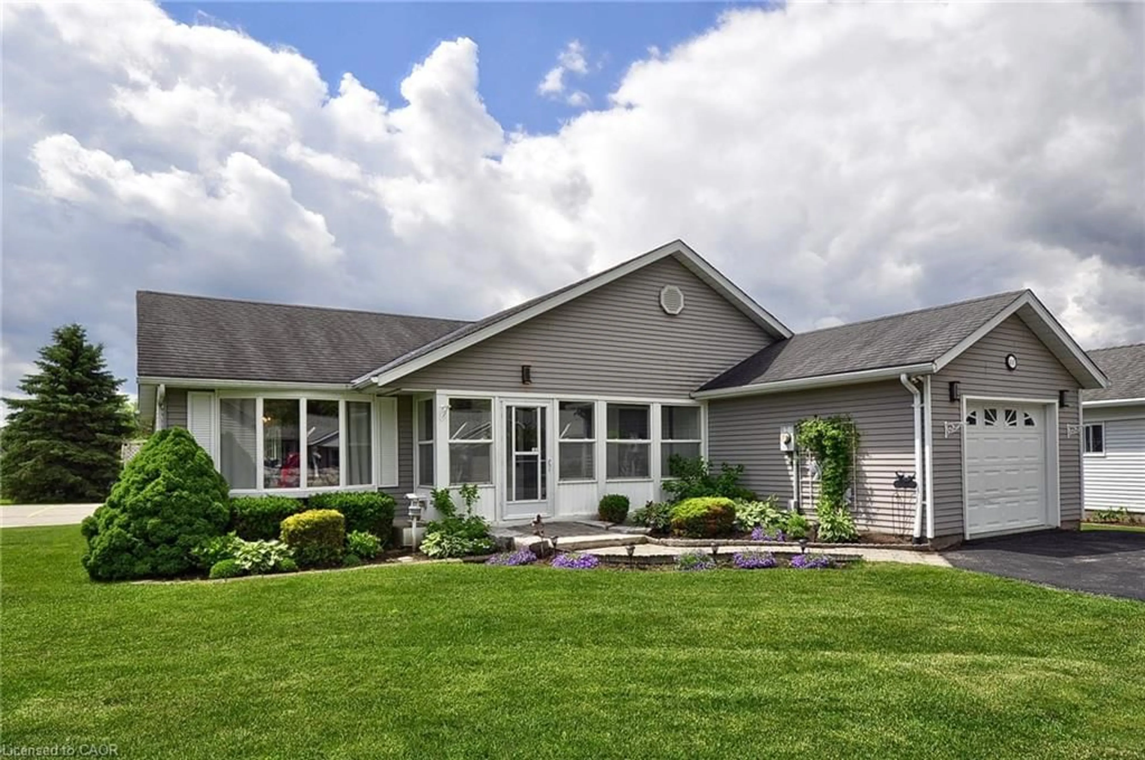 Home with vinyl exterior material, unknown for 12 Heath Pl, New Hamburg Ontario N3A 2E7