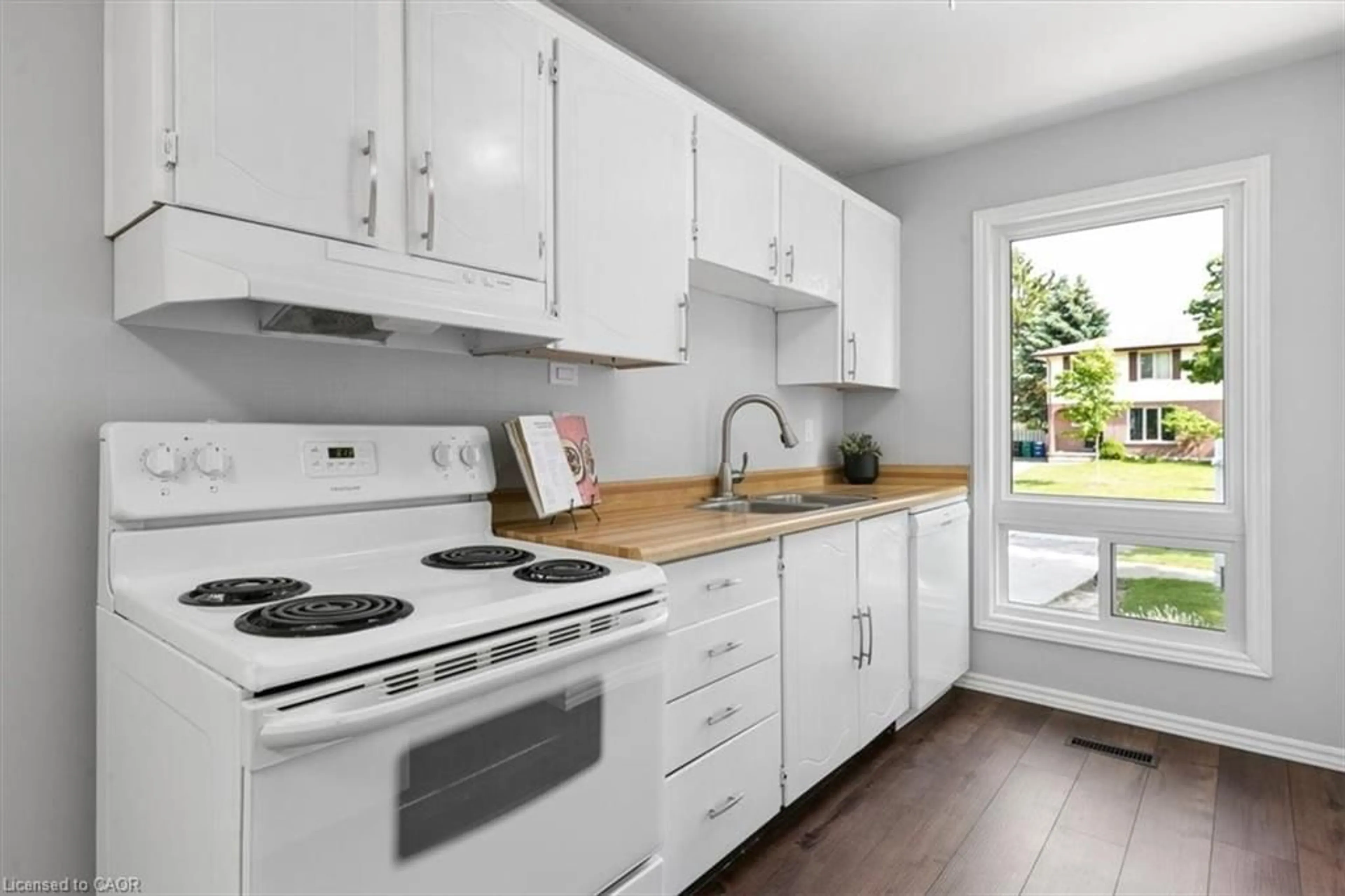 Standard kitchen, unknown for 96 Pathfinder Cres, Kitchener Ontario N2P 1S6