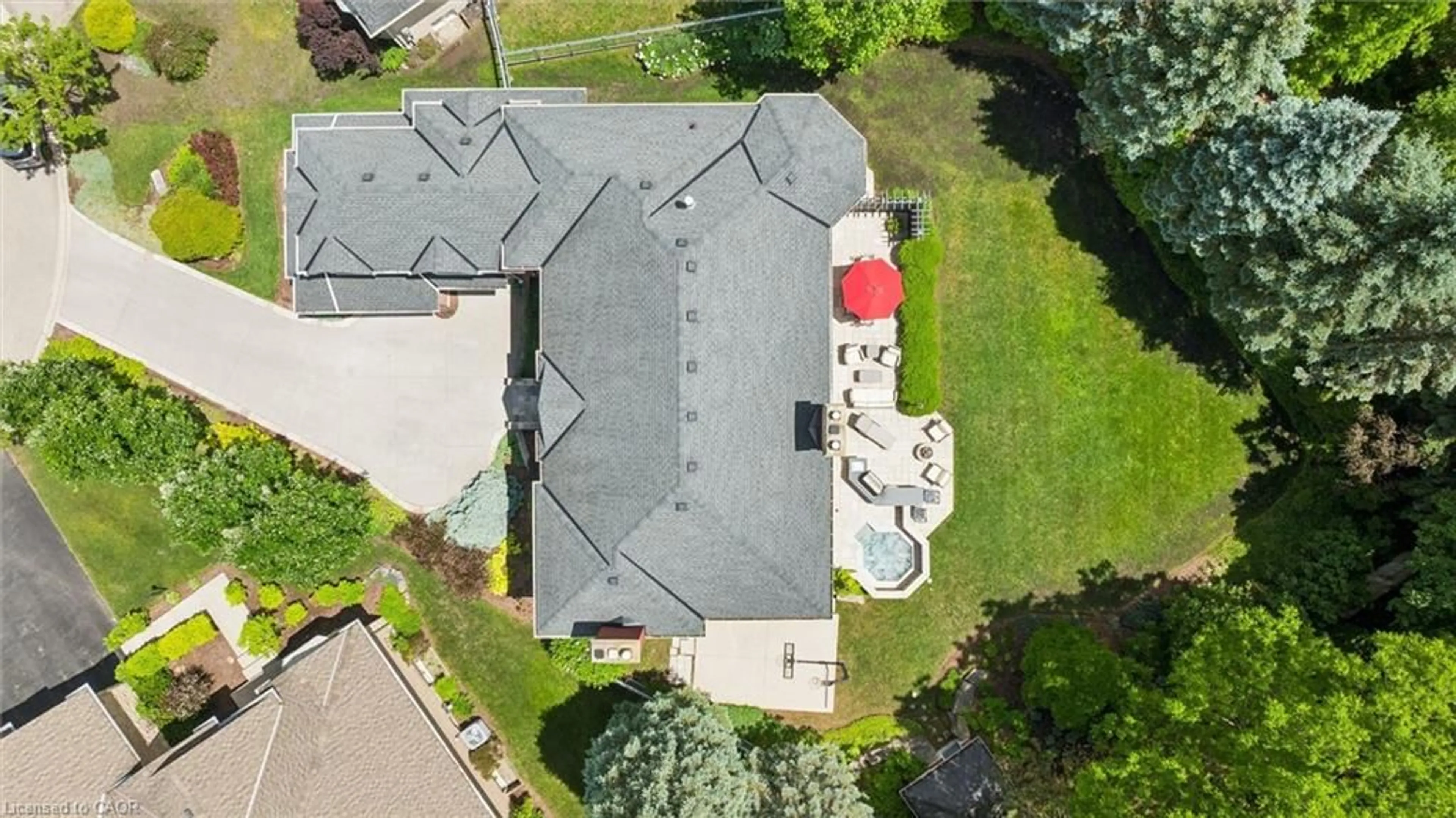 A pic from outside/outdoor area/front of a property/back of a property/a pic from drone, unknown for 248 The Lion's Gate, Waterloo Ontario N2L 6M5
