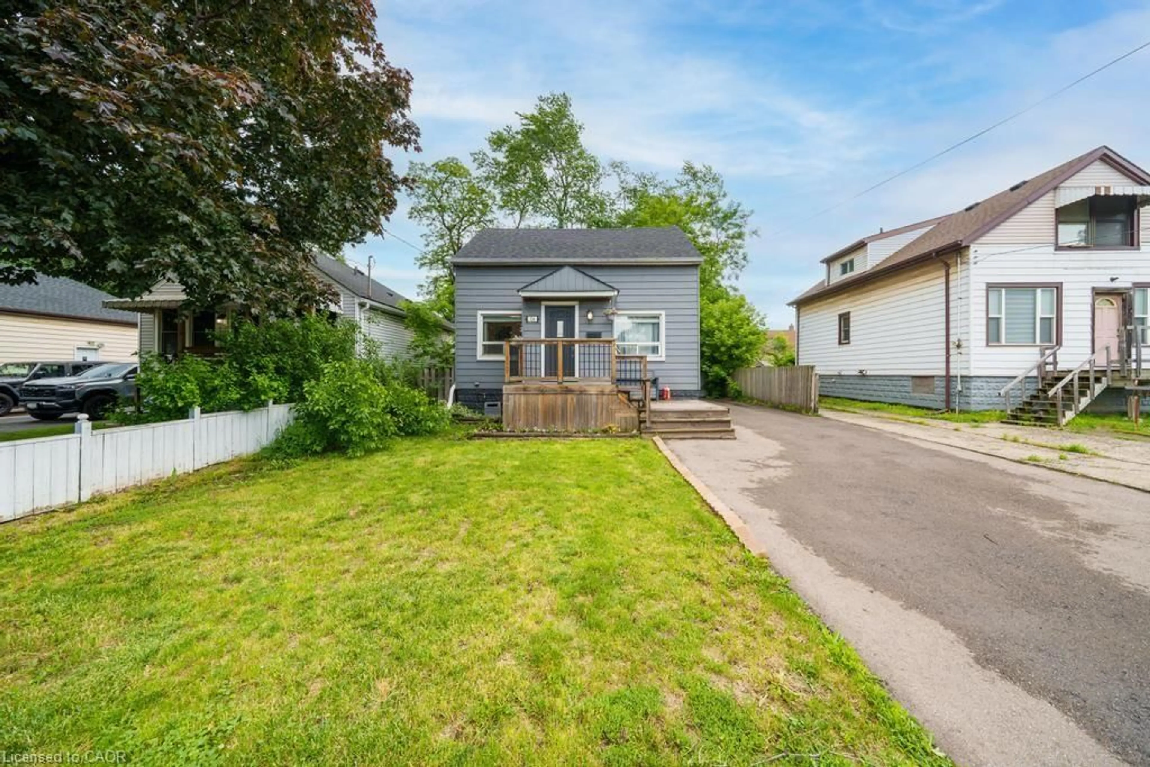 A pic from outside/outdoor area/front of a property/back of a property/a pic from drone, street for 726 Brighton Ave, Hamilton Ontario L8H 6H6