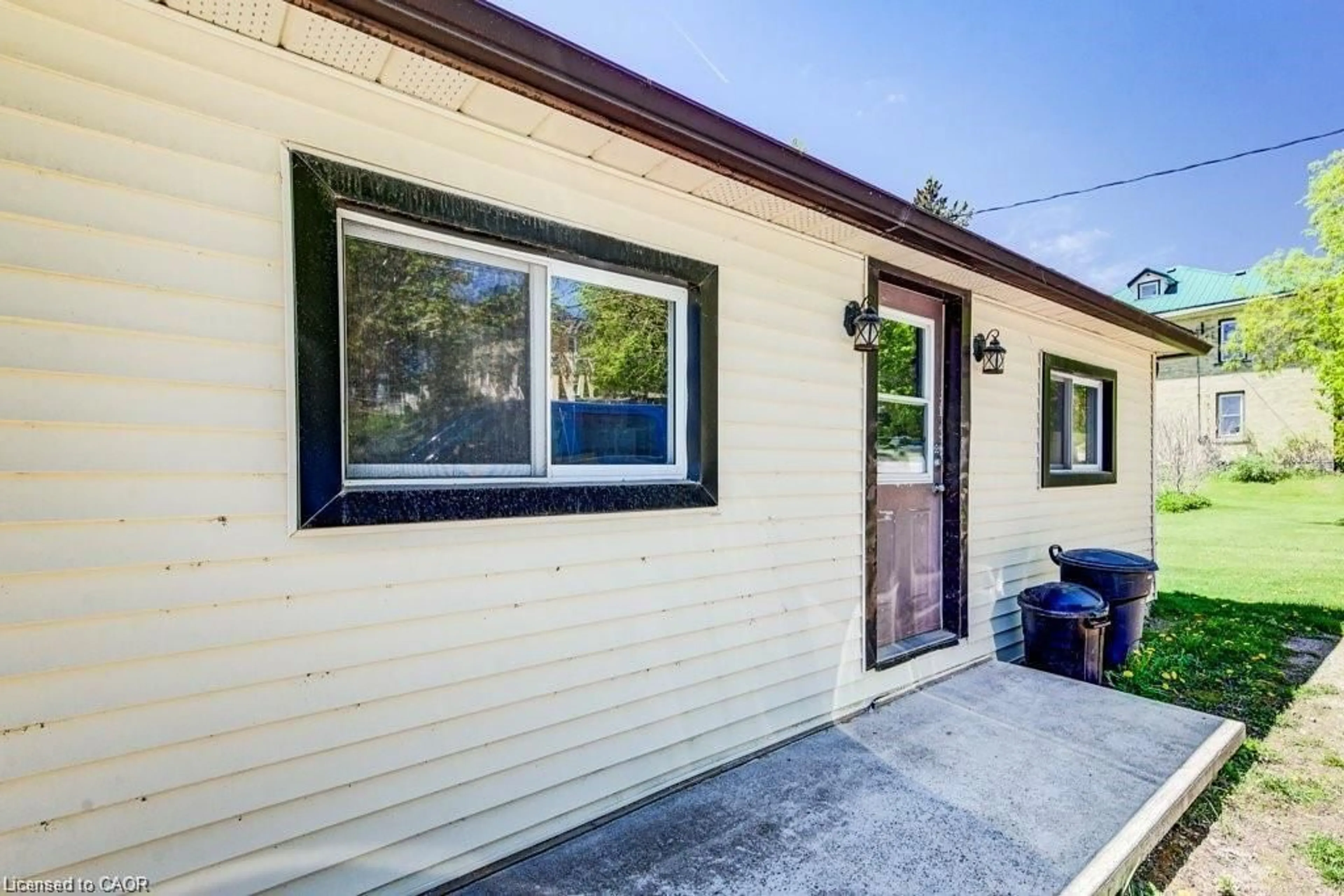 Home with vinyl exterior material, unknown for 21 Main St, Drayton Ontario N0G 1P0