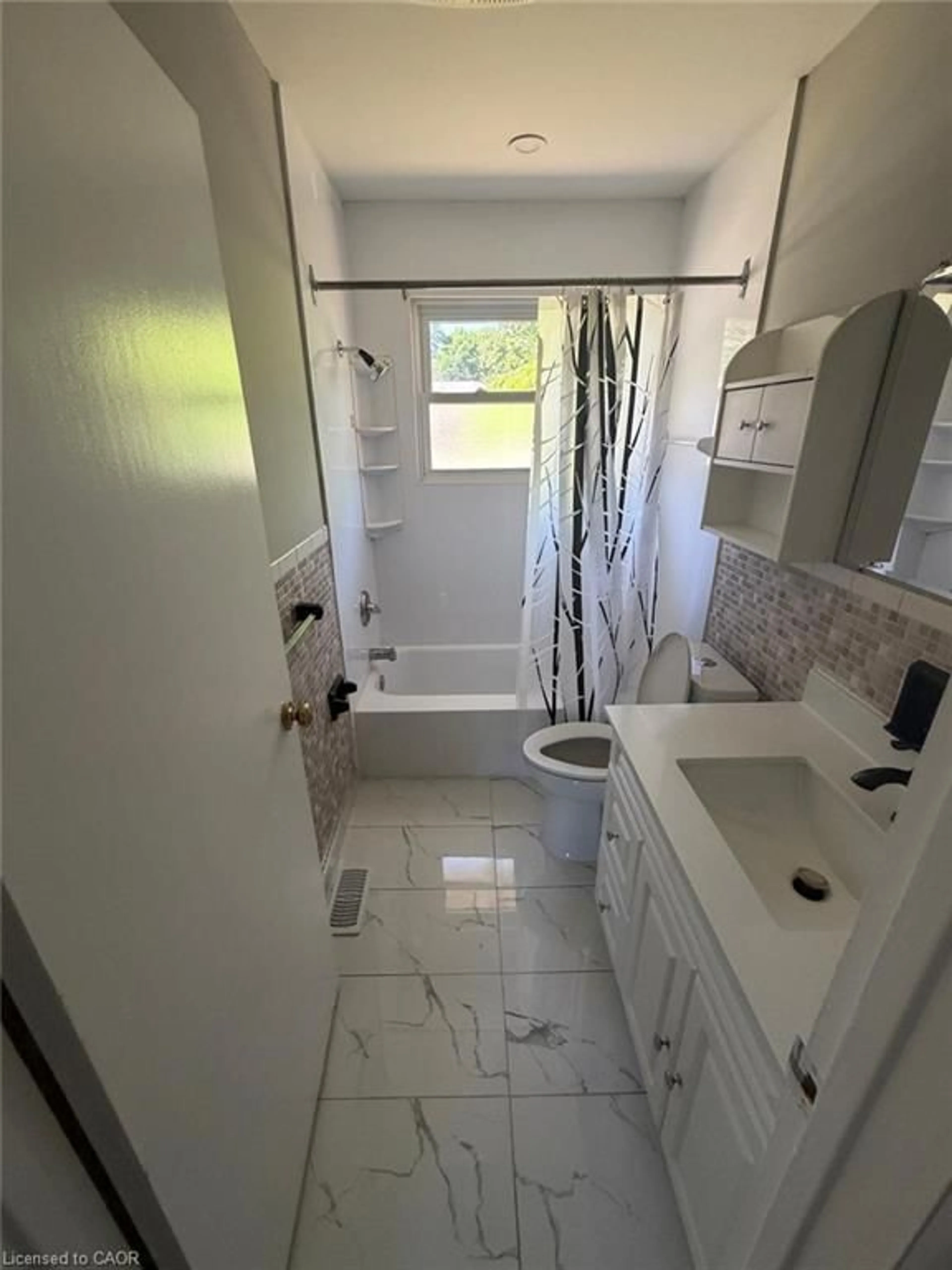 A pic of a room for 104 Queenston Cres, London Ontario N5W 1N6