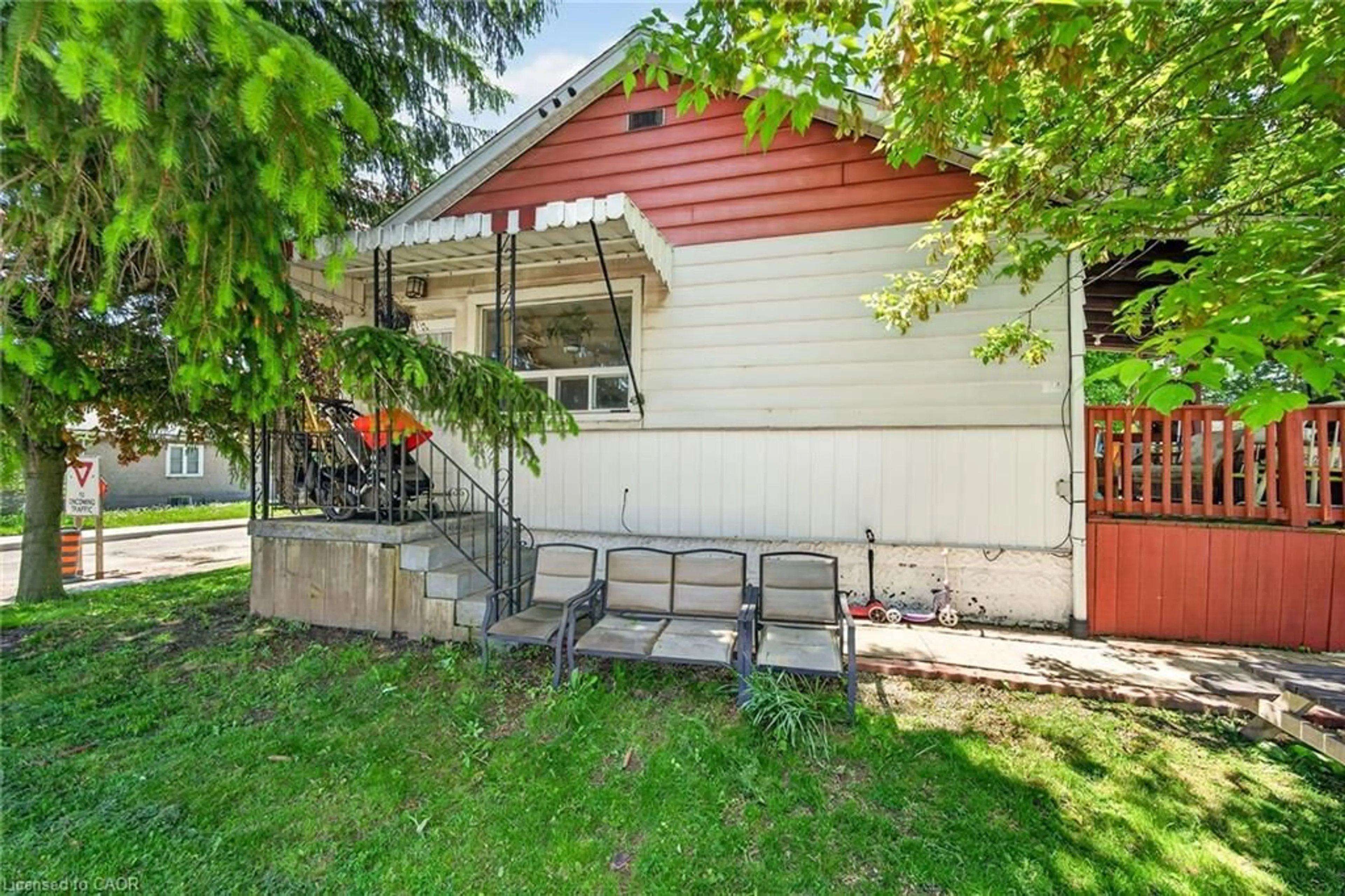Patio, street for 314 West 2nd St, Hamilton Ontario L9C 3H2