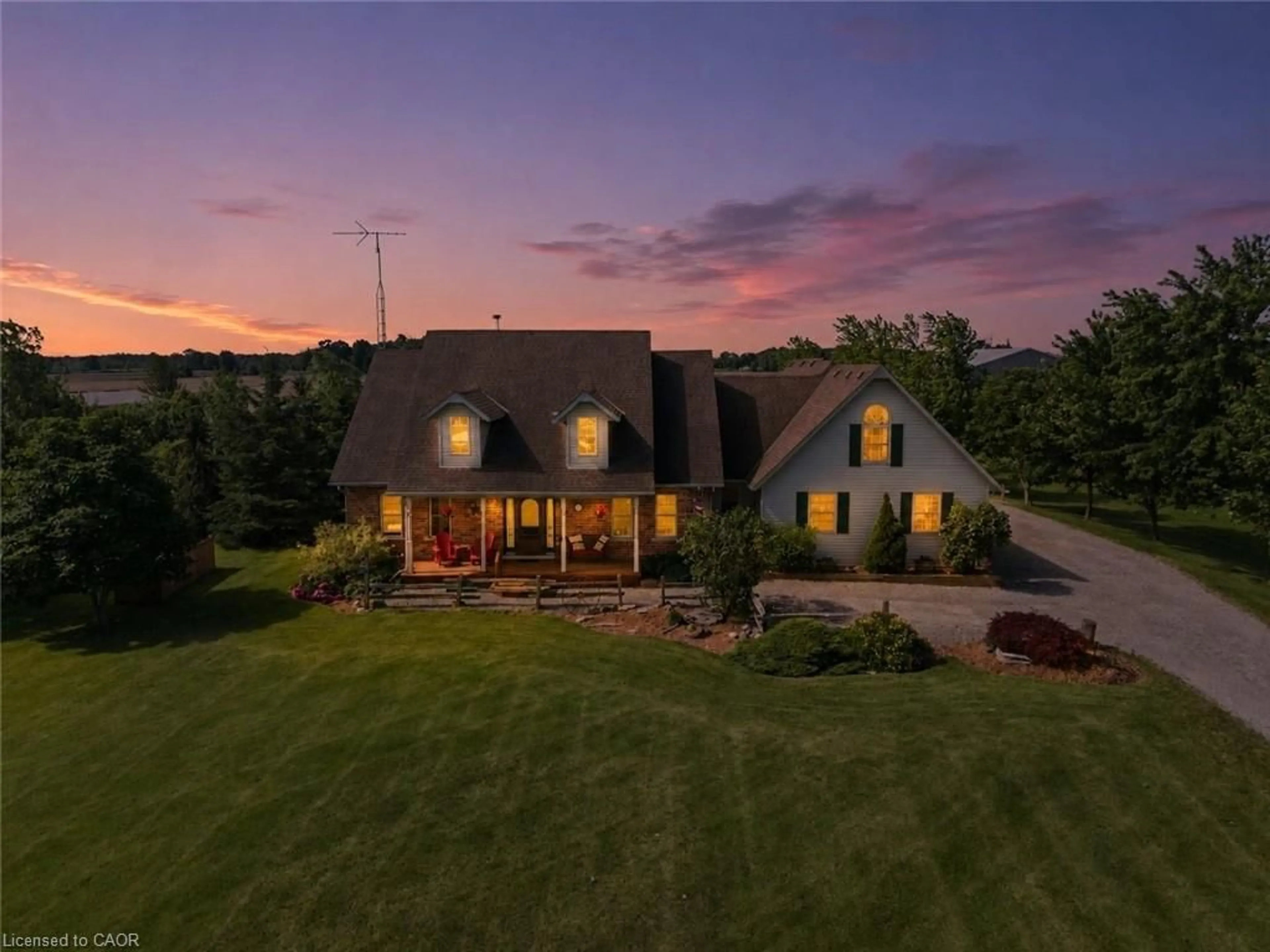 A pic from outside/outdoor area/front of a property/back of a property/a pic from drone, mountain view for 98 Smith Rd, Stoney Creek Ontario L8J 2Z3
