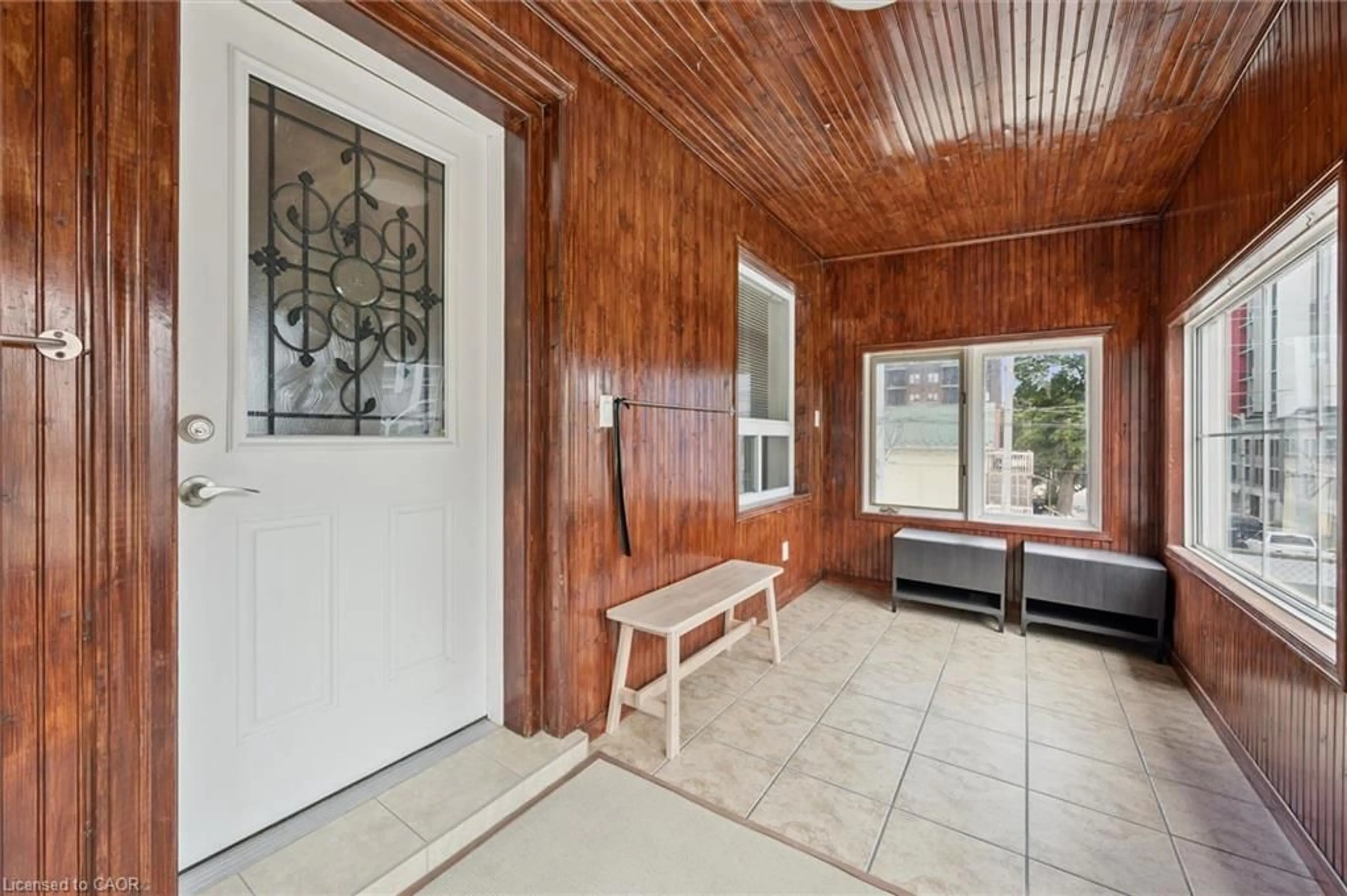Indoor entryway for 40 Madison Ave, Kitchener Ontario N2G 3M5