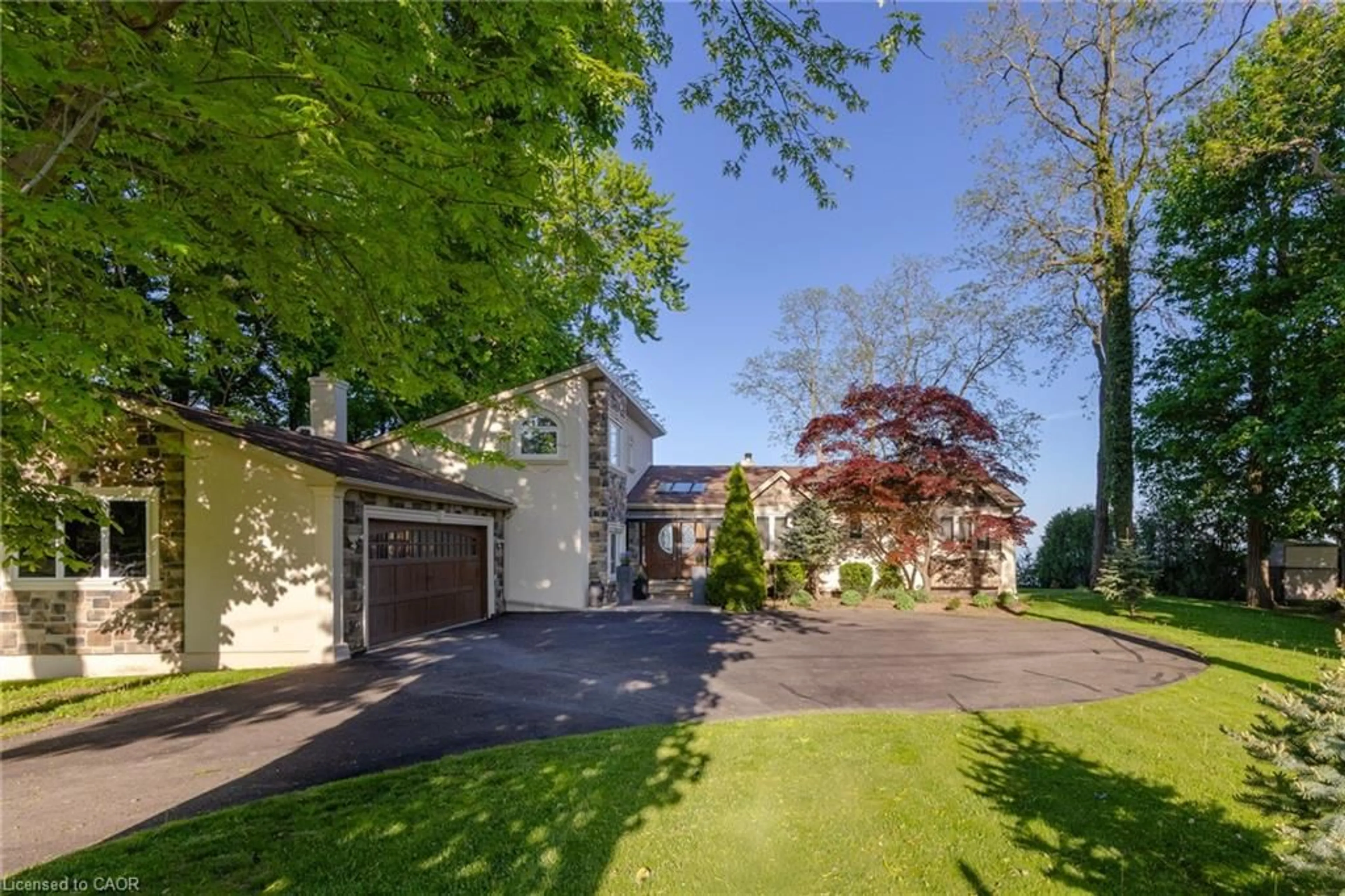 A pic from outside/outdoor area/front of a property/back of a property/a pic from drone, street for 3346 Lakeshore Rd, Oakville Ontario L6L 6S6